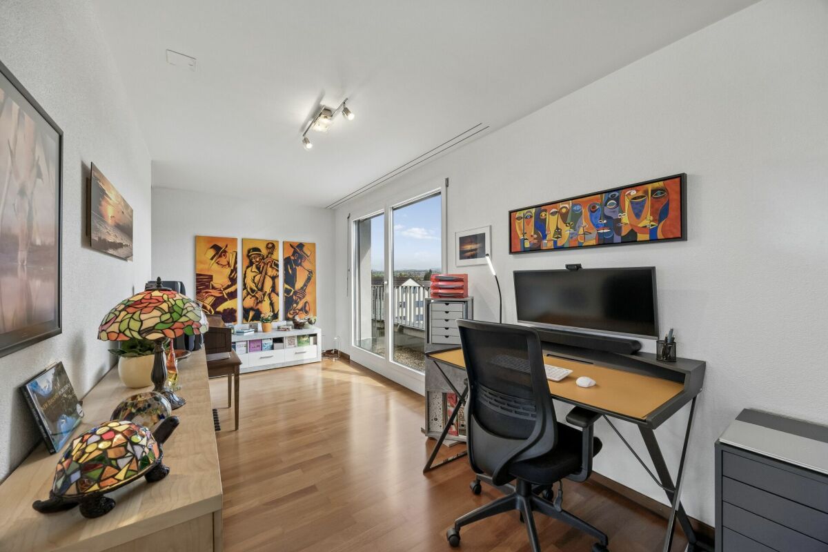 Helles Arbeitszimmer mit Balkonzugang