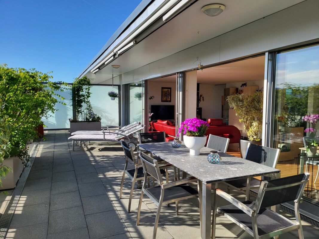 Große Dachterrasse mit Sitz- und Liegebereich