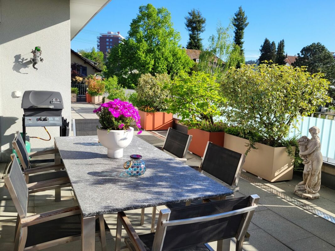 Terrasse mit Esstisch und Grill