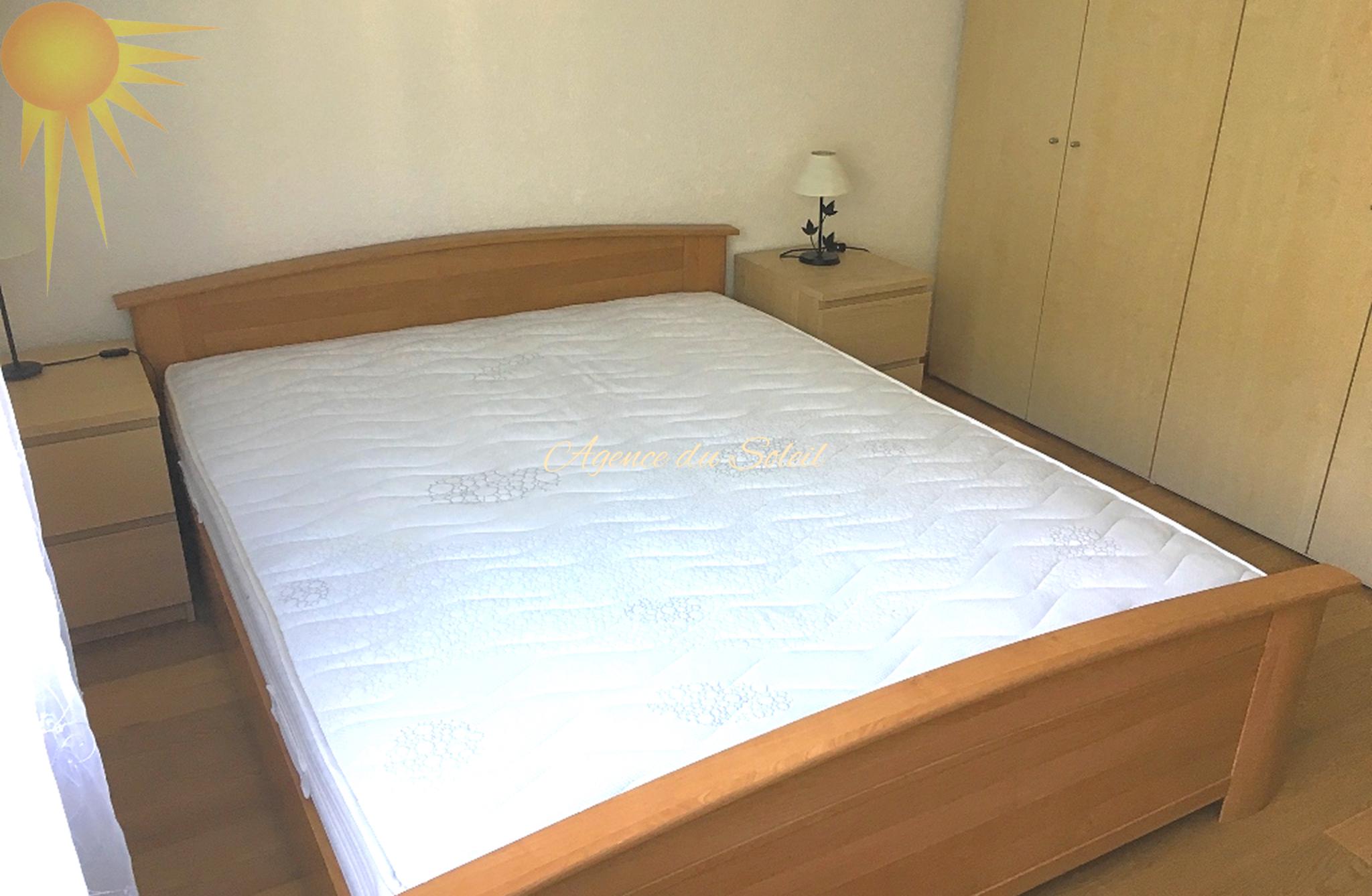 Helles Schlafzimmer mit Holzbett und Kleiderschrank