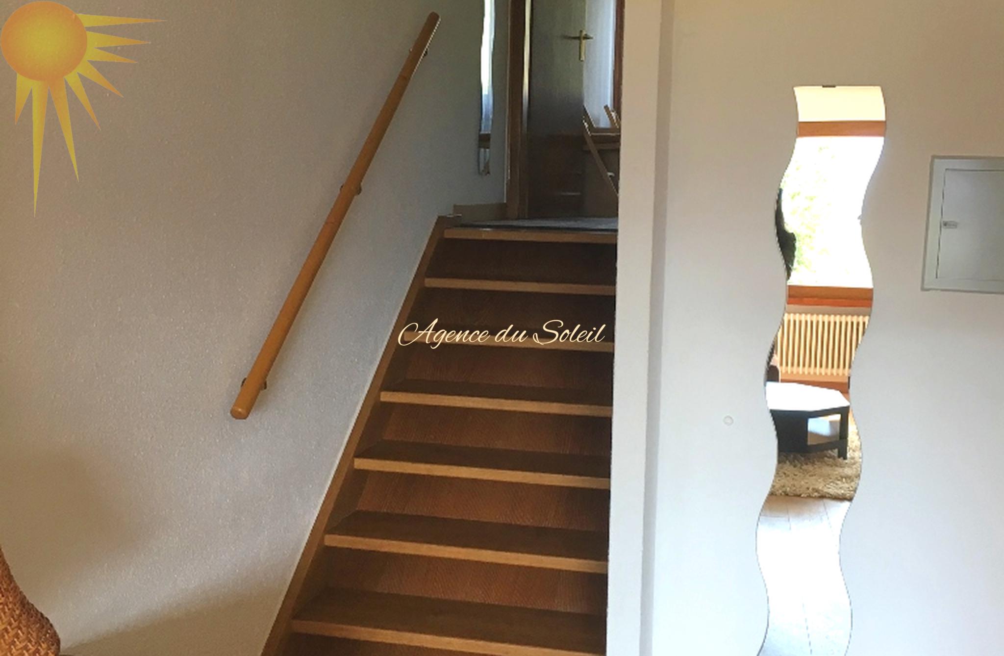 Treppe mit Durchblick in den Wohnbereich