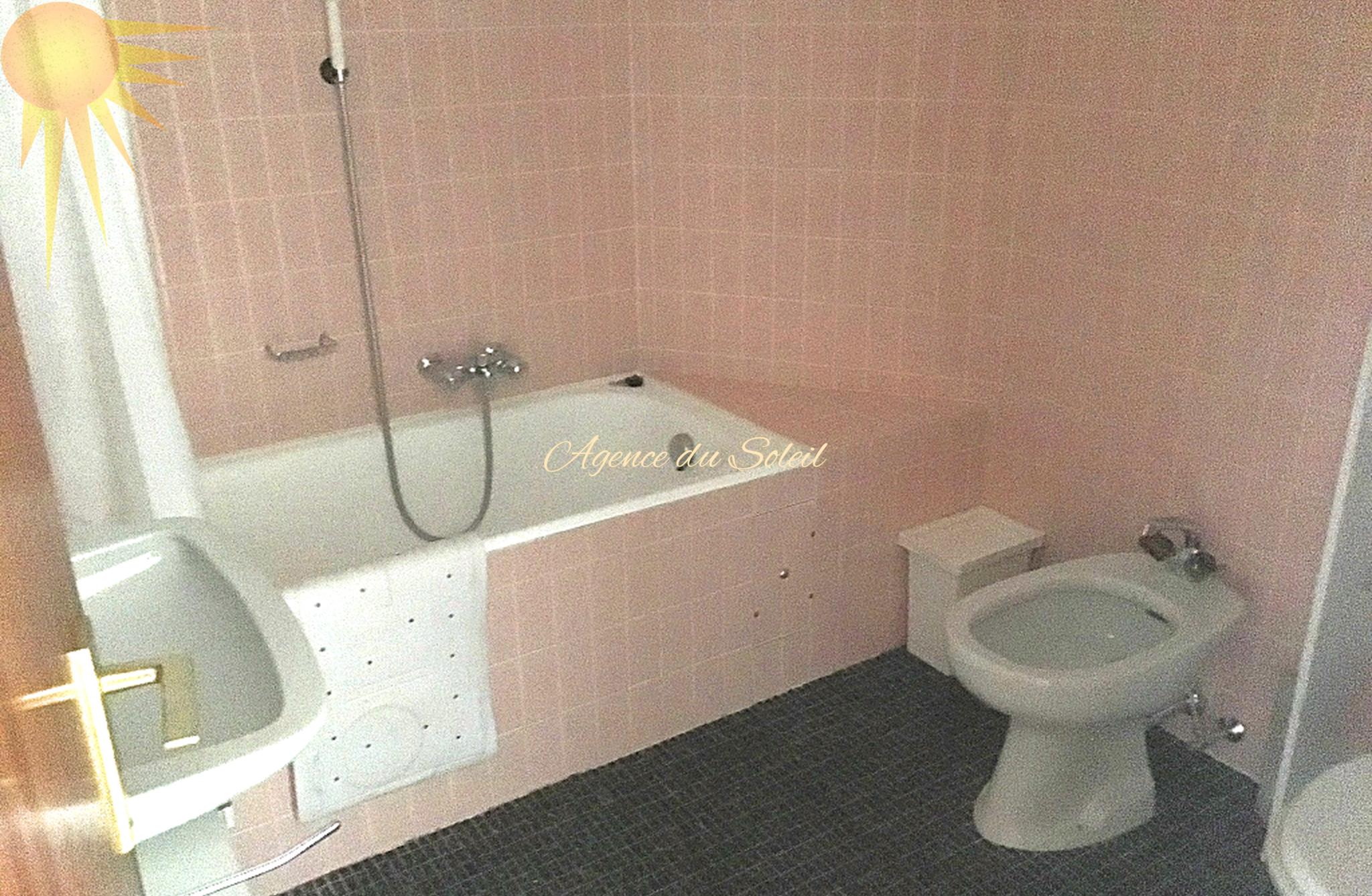 Badezimmer mit Badewanne und Bidet