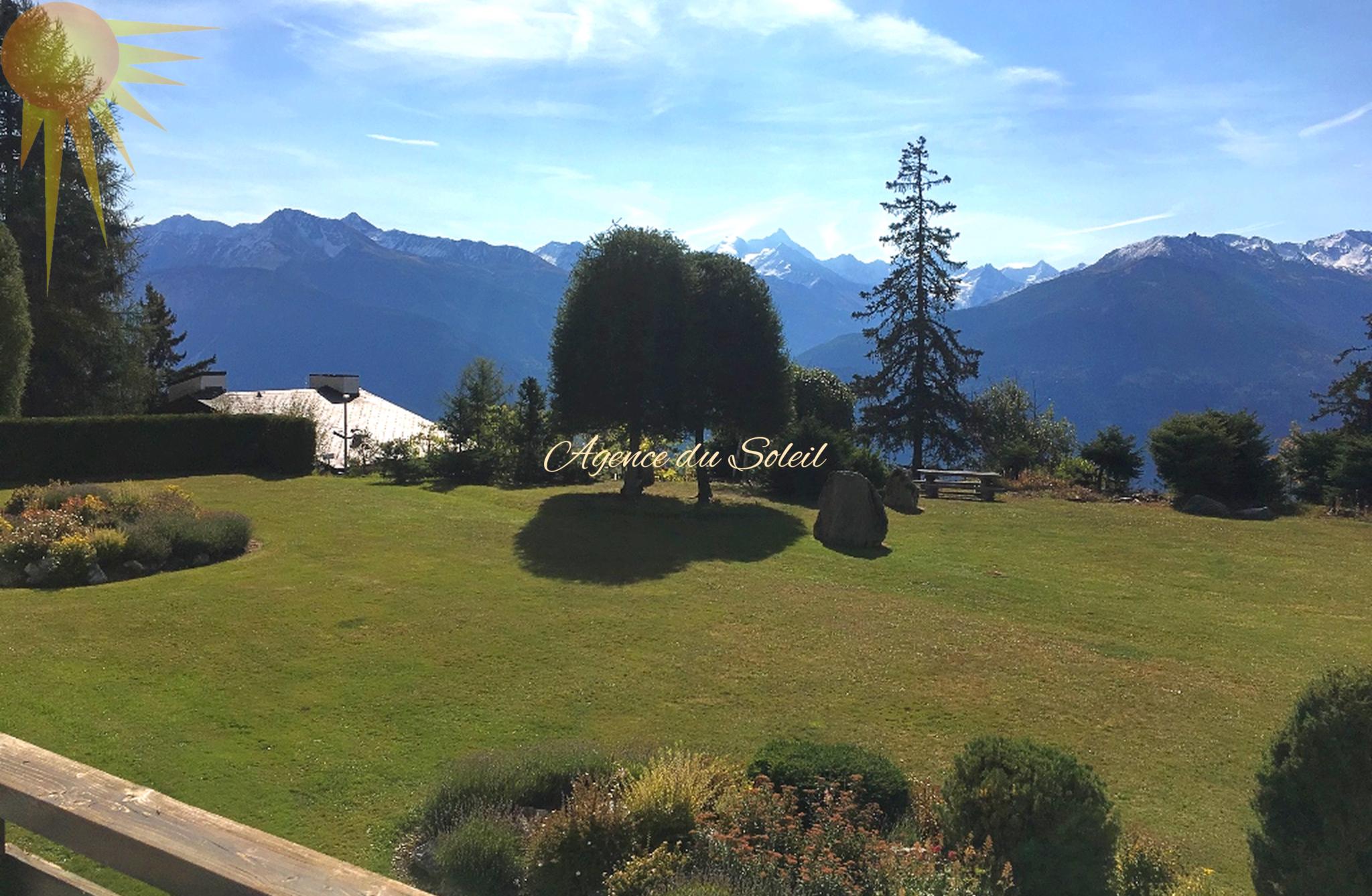 Bergblick mit großzügigem Garten