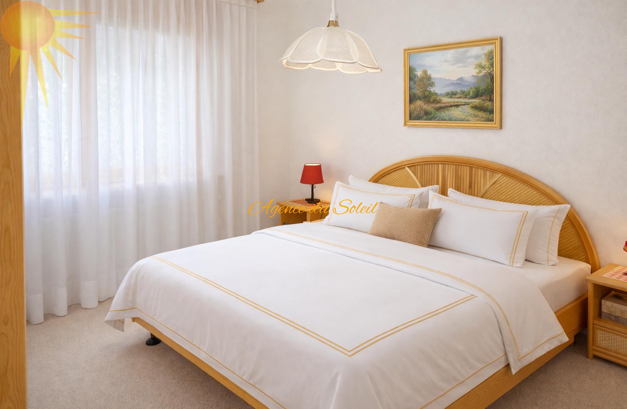 Helles Schlafzimmer mit Naturholz und Wasserzeichen