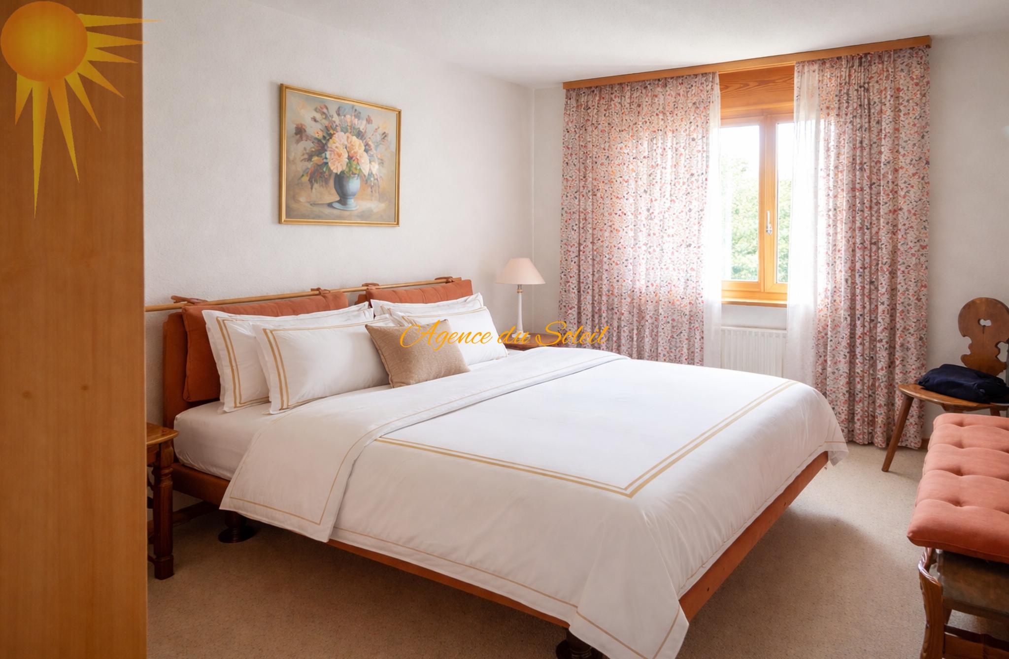 Gemütliches Schlafzimmer mit Doppelbett