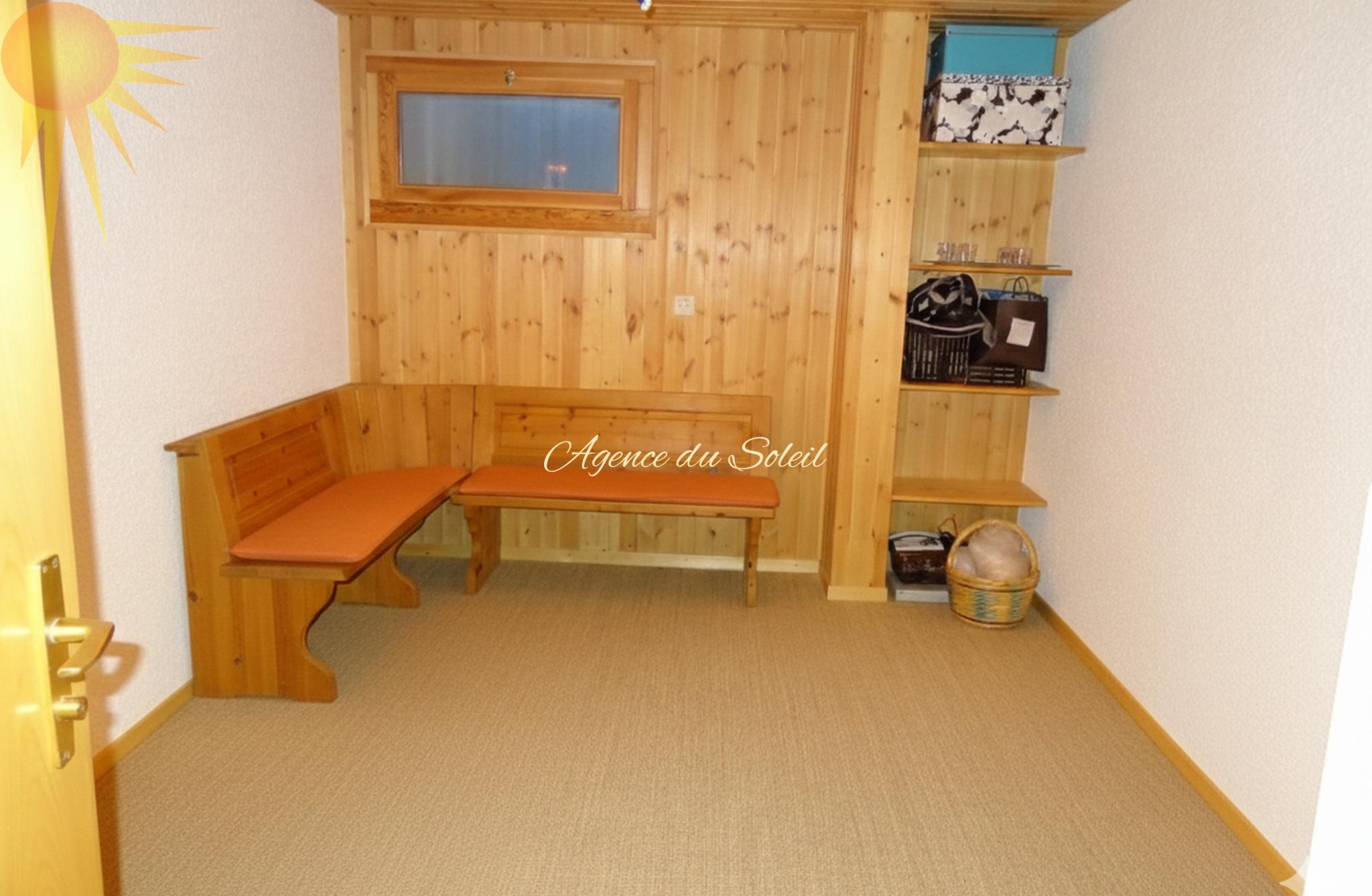 Rustikaler kleiner Raum mit Holzverkleidung und Bank