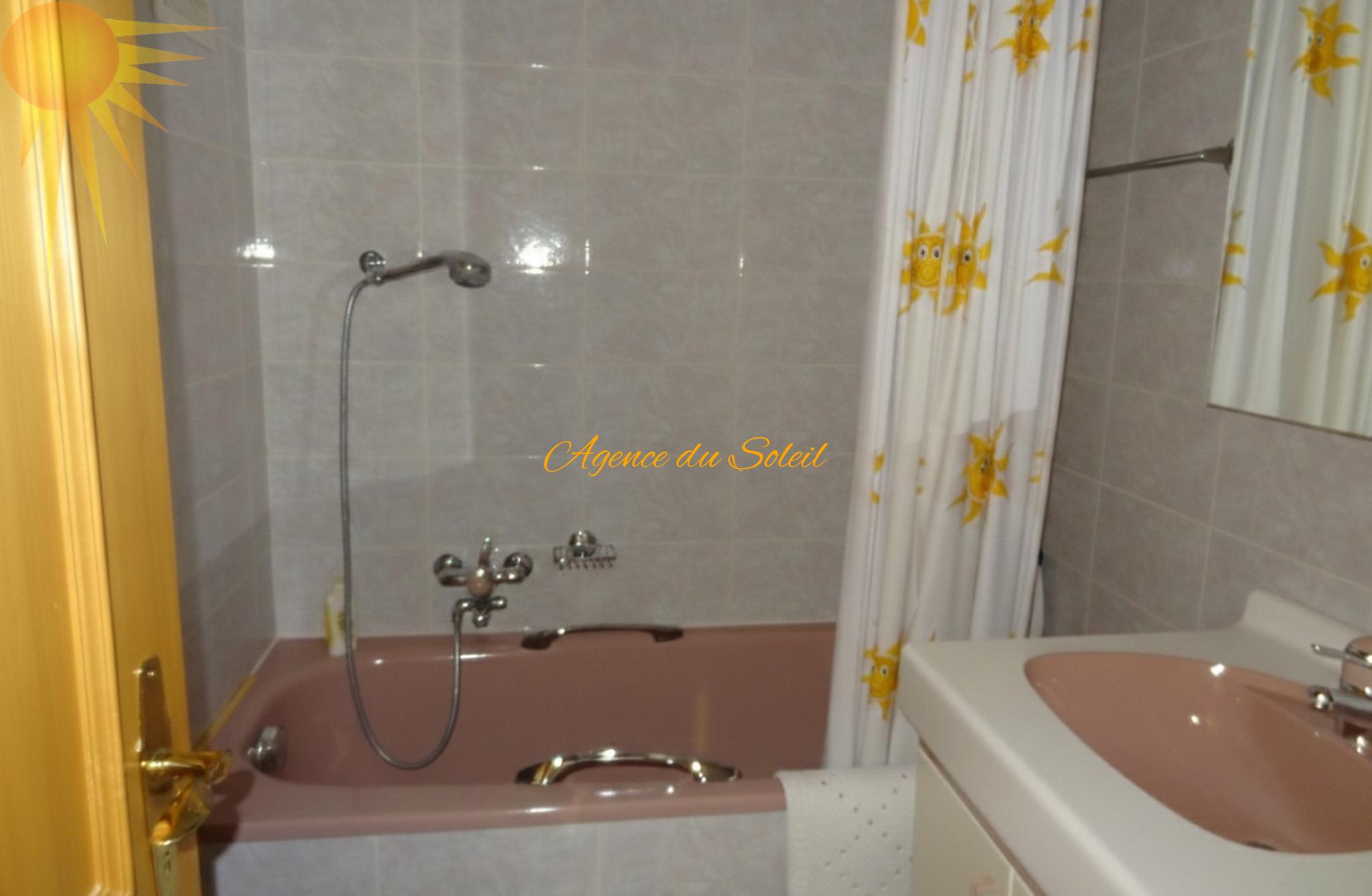 Badezimmer mit Badewanne und Dusche