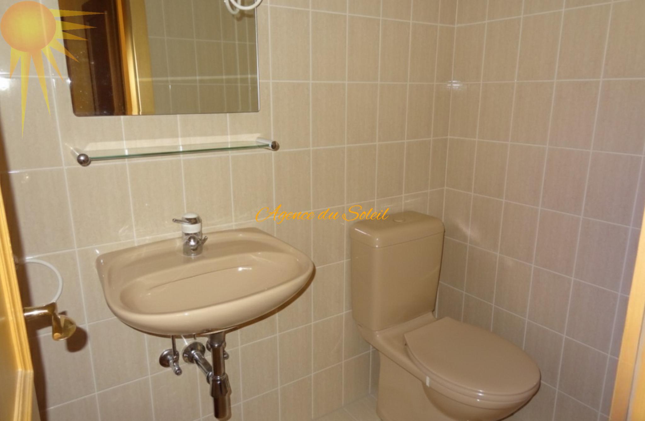 Kleines Gäste-WC mit Waschbecken und Toilette