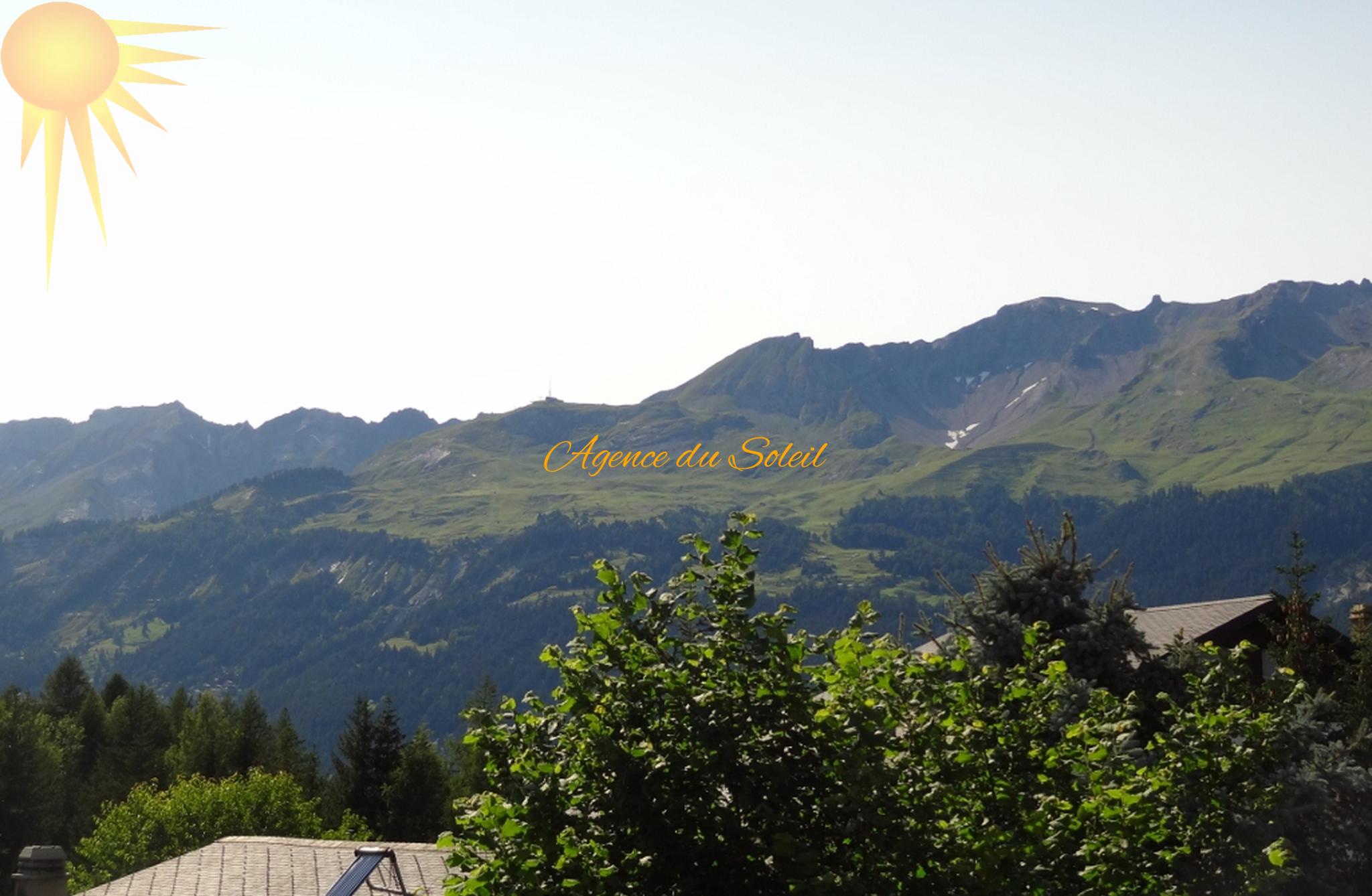 Bergpanorama mit Sonnenlogo