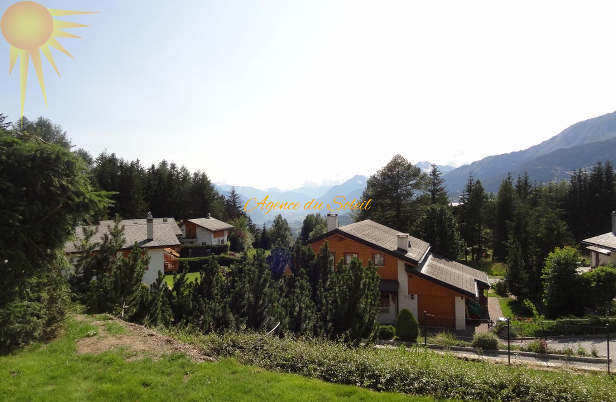 Alpine Wohnsiedlung mit Bergblick