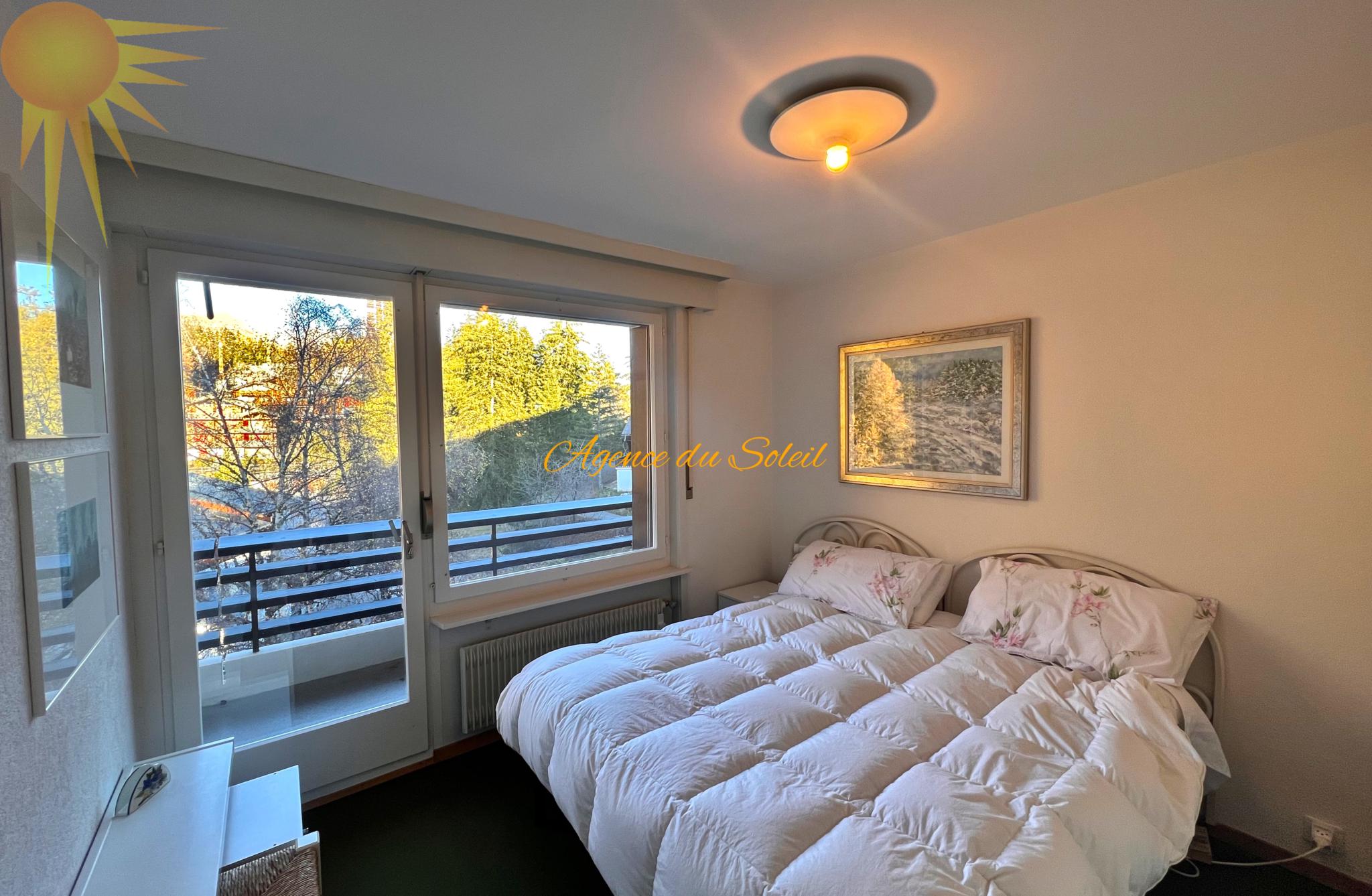 Schlafzimmer mit Balkonblick