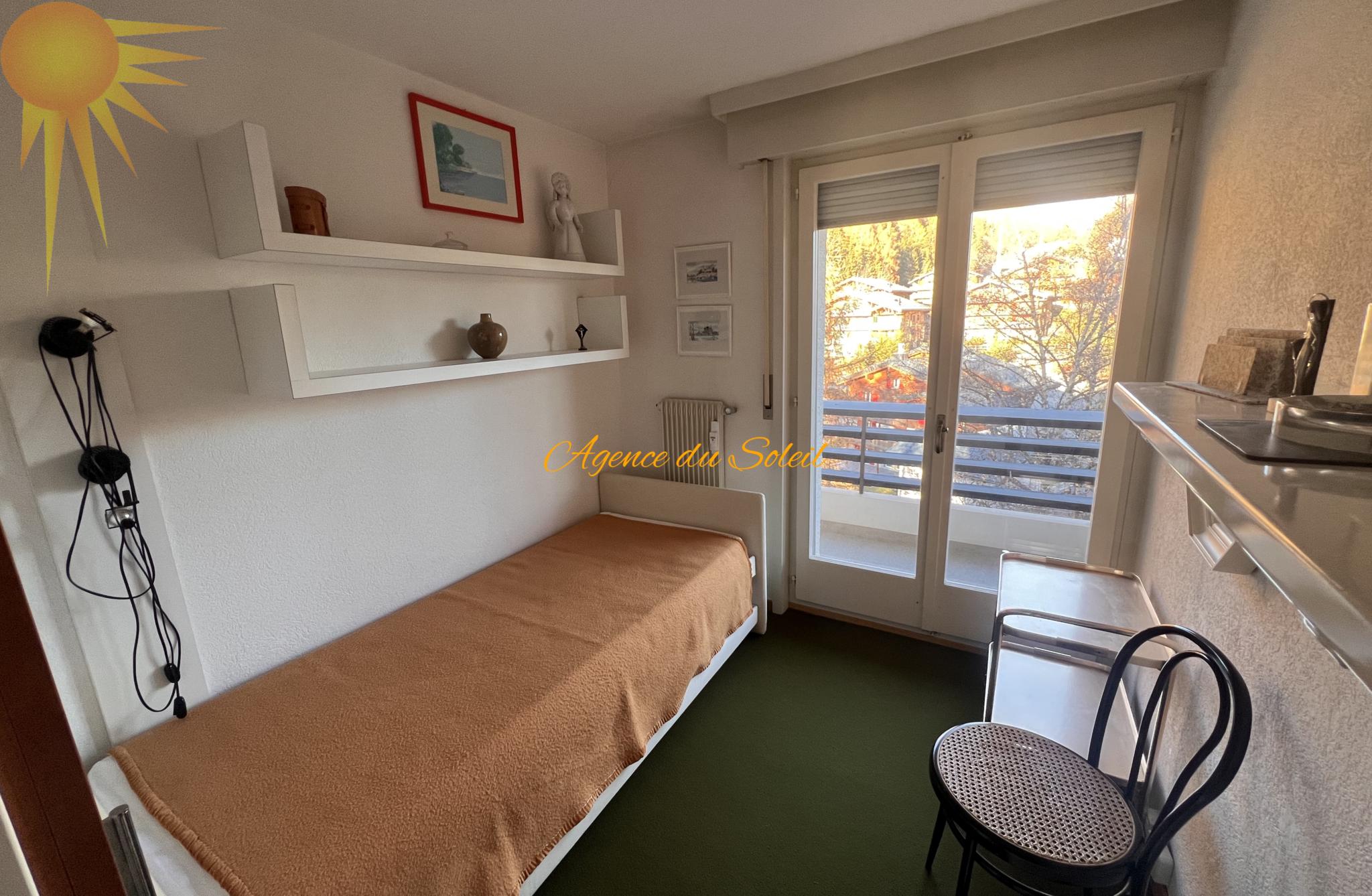 Kleines Schlafzimmer mit Balkonzugang