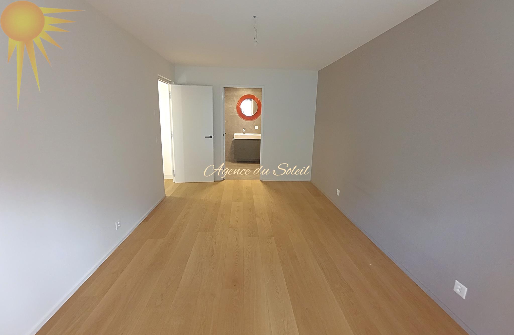 Leeres, modern renoviertes Zimmer mit Parkettboden