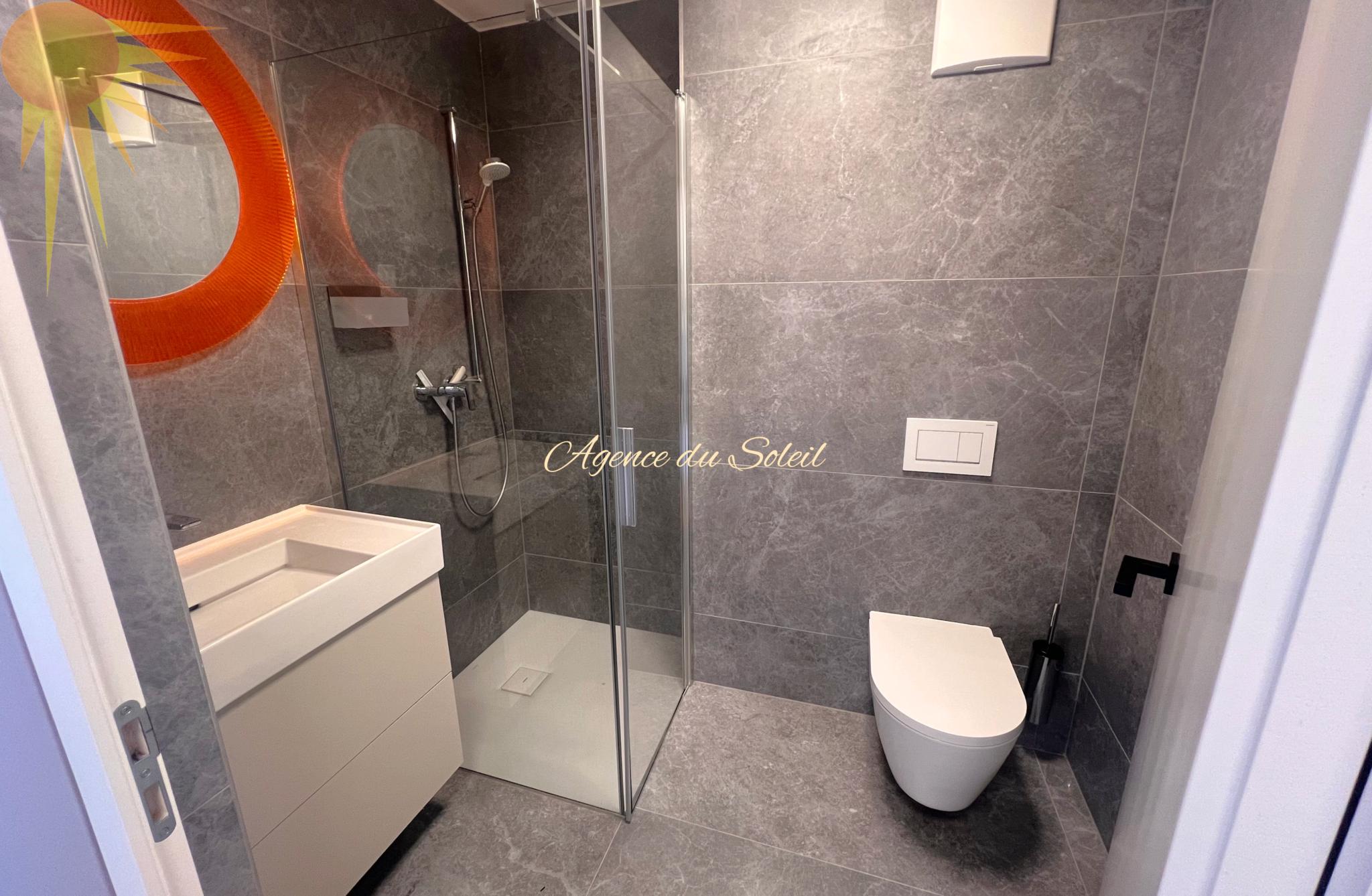 Modernes Badezimmer mit Dusche und WC