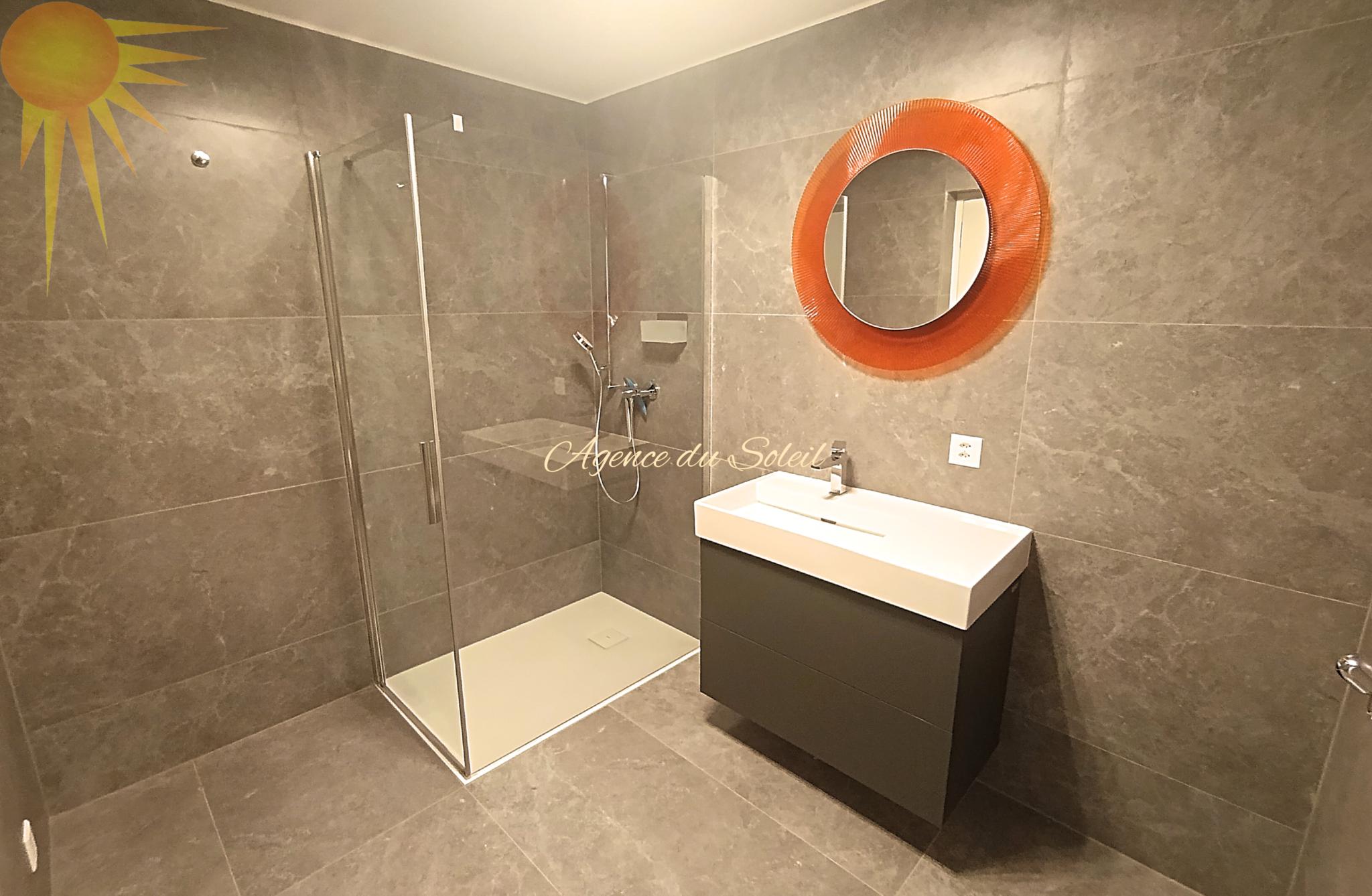 Modernes Badezimmer mit begehbarer Dusche und Waschtisch