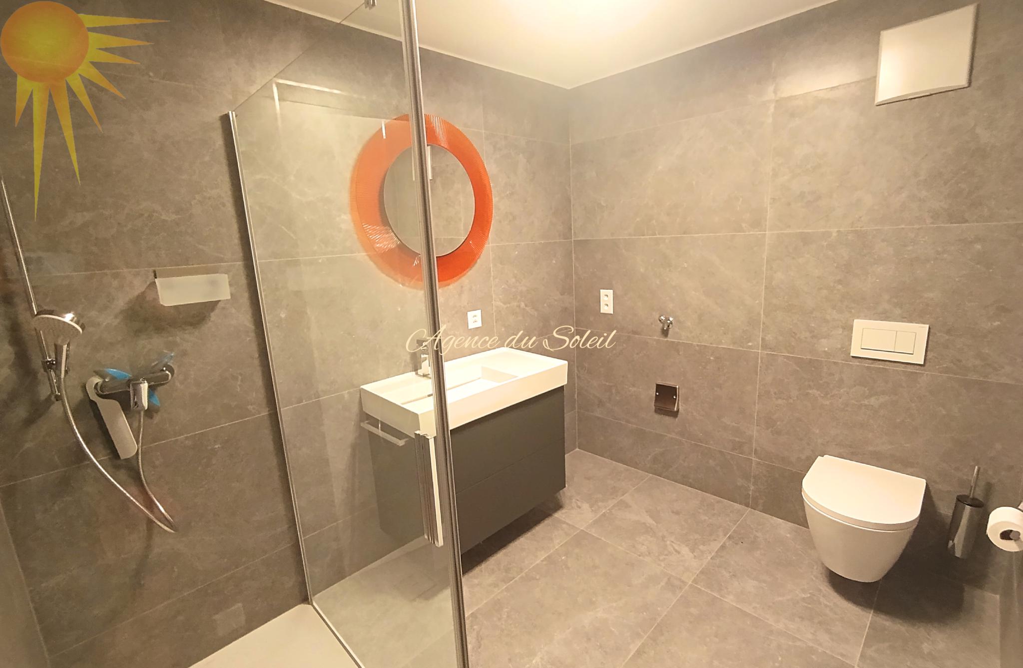 Modernes Bad mit Dusche und WC