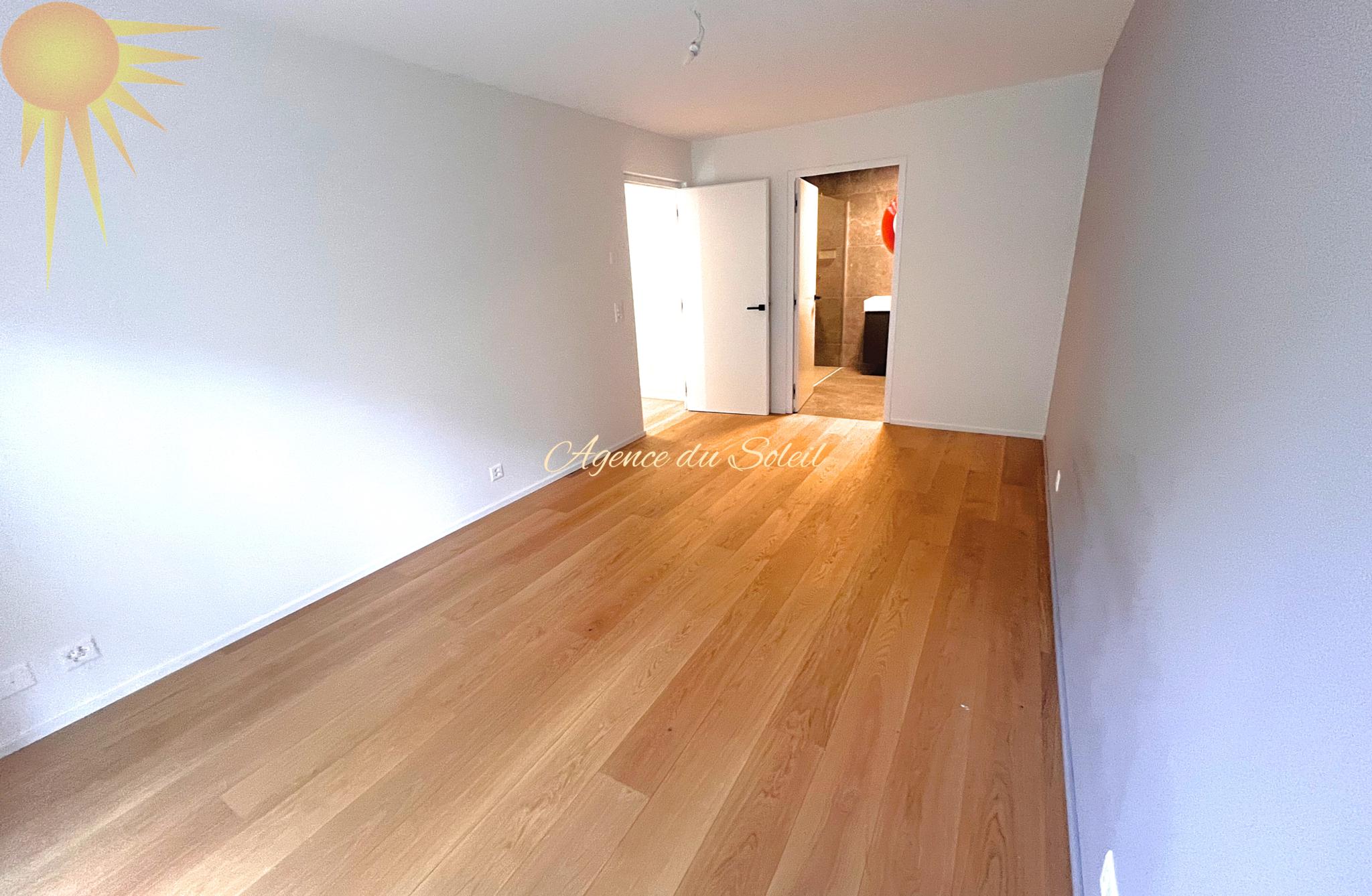 Helles leeres Schlafzimmer mit Parkettboden
