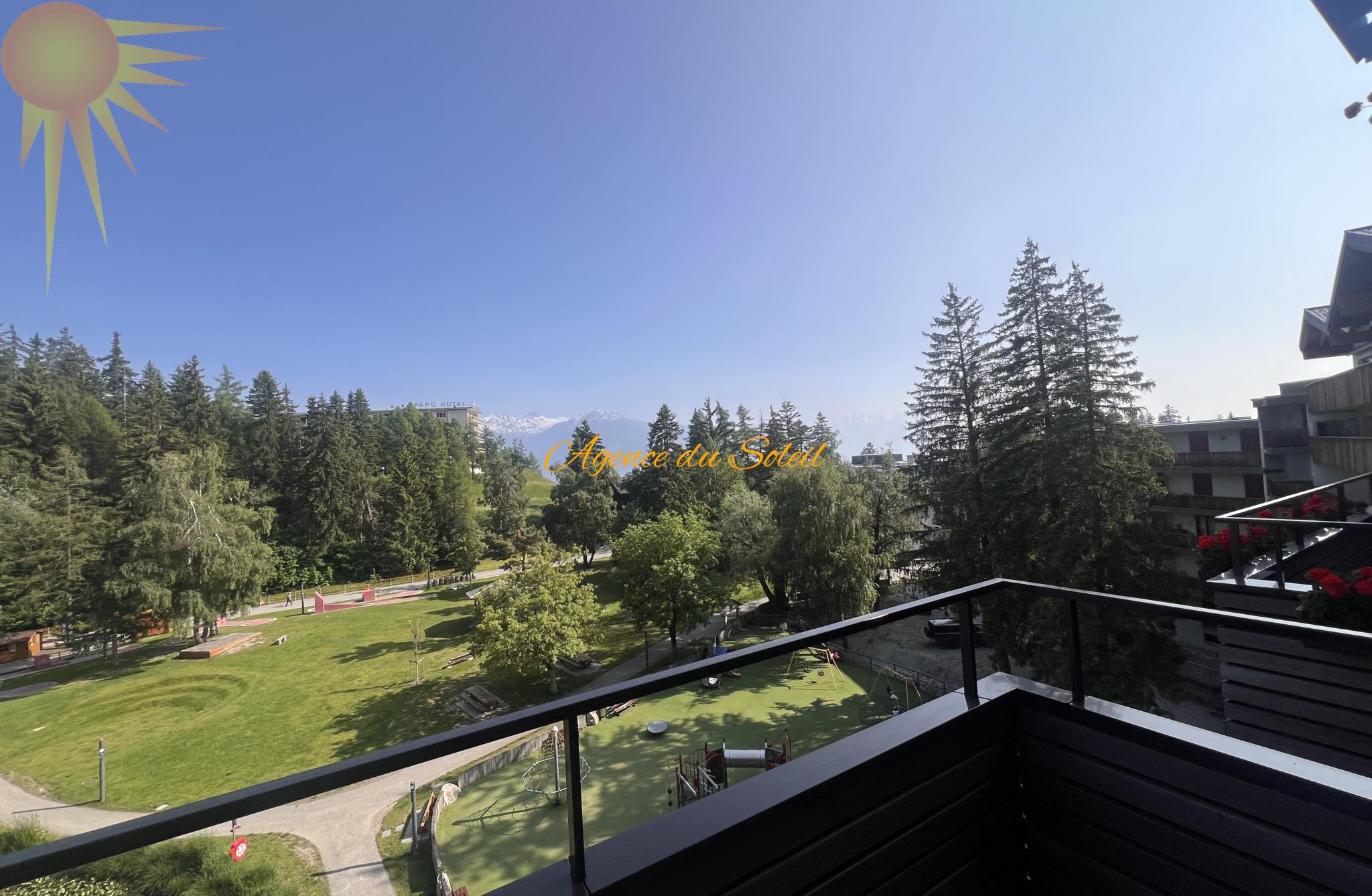 Balkonblick auf Park und Berge