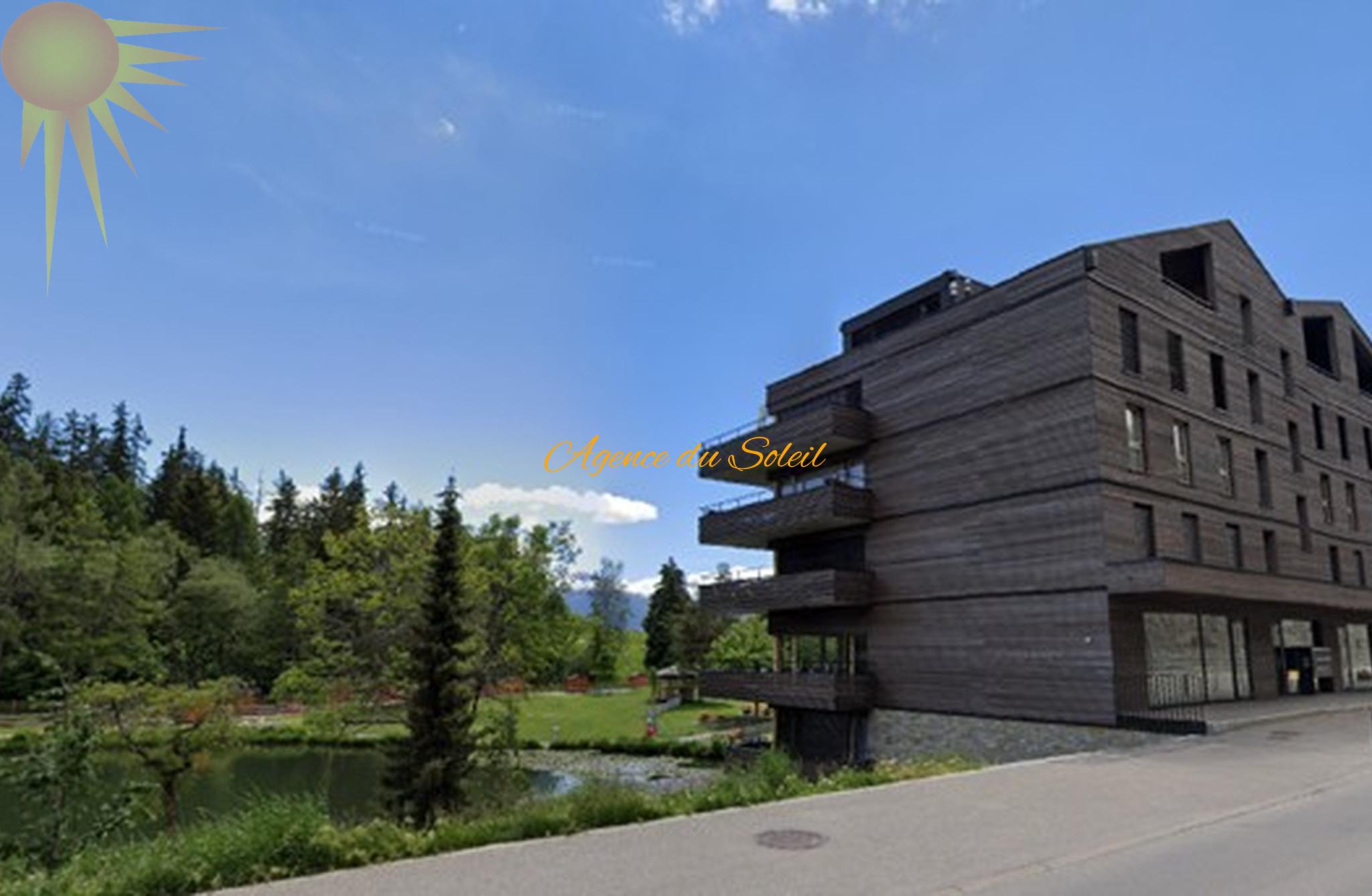Modernes Mehrfamilienhaus am Wasser