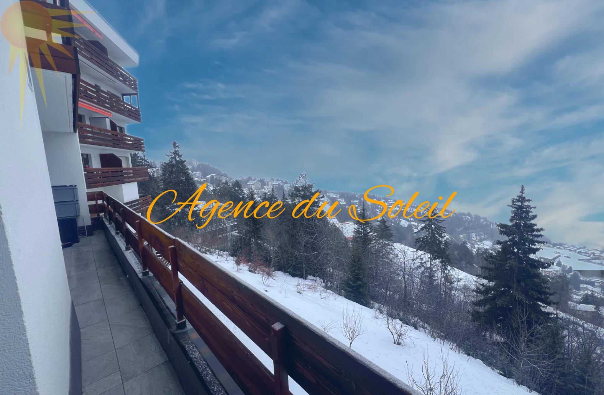 Balkon mit Bergblick im Schnee