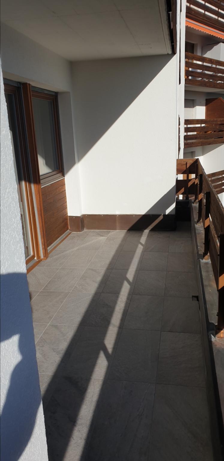Balkon mit Fliesenboden