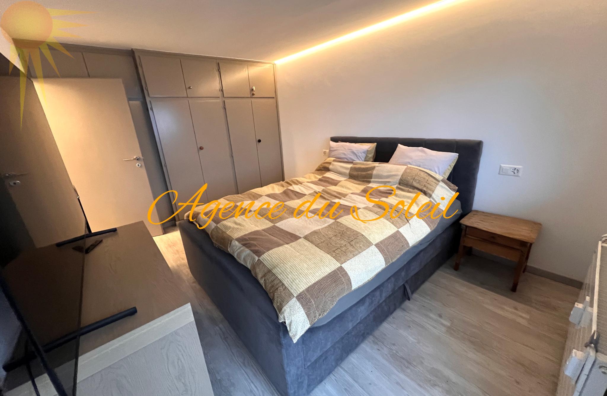 Schlafzimmer mit Bett und Einbauschrank