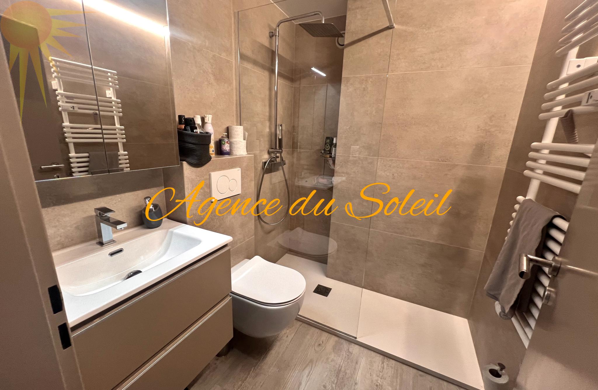 Modernes Badezimmer mit Walk-in-Dusche