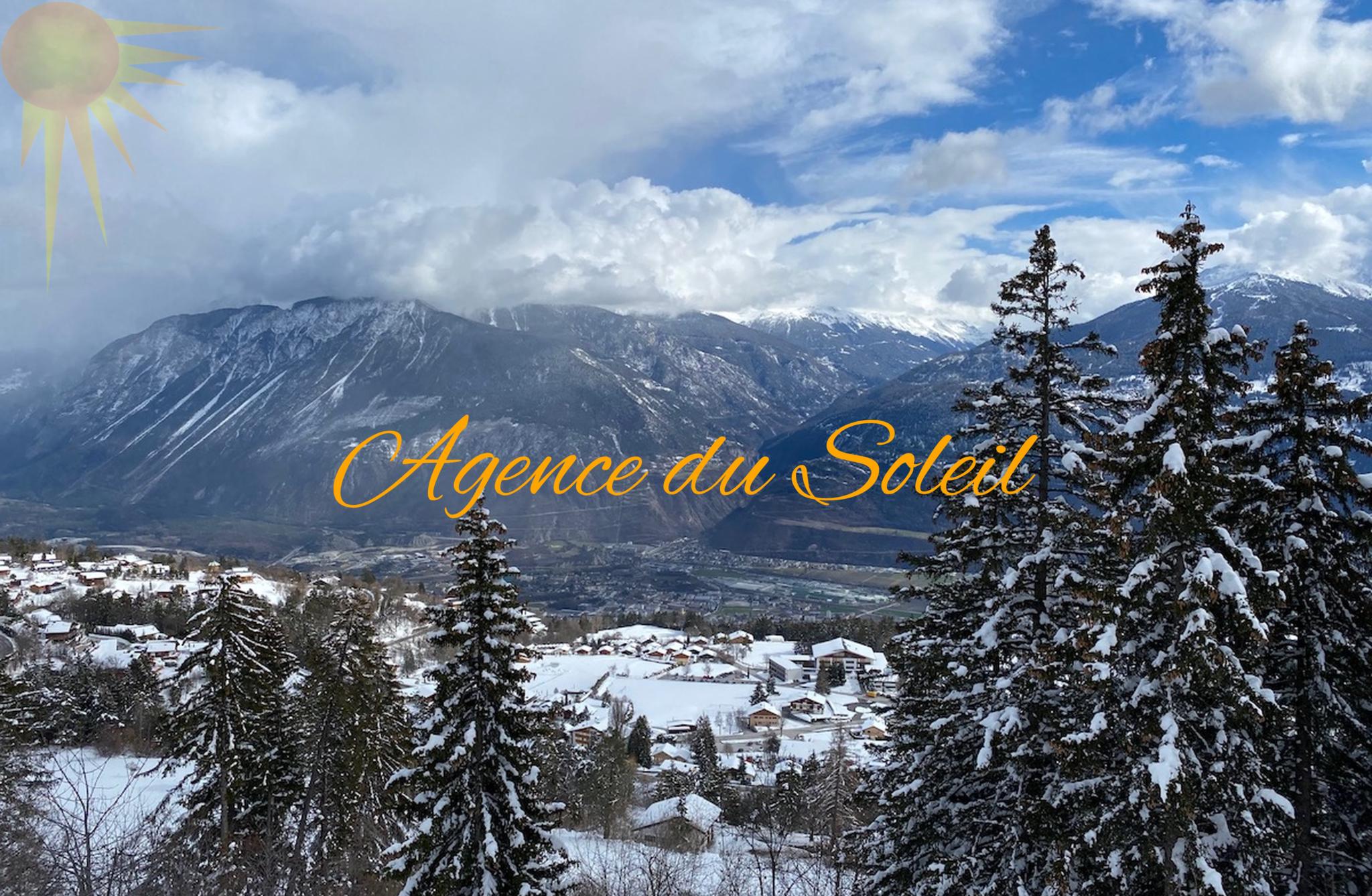 Schneebedeckte Berglandschaft mit Talblick