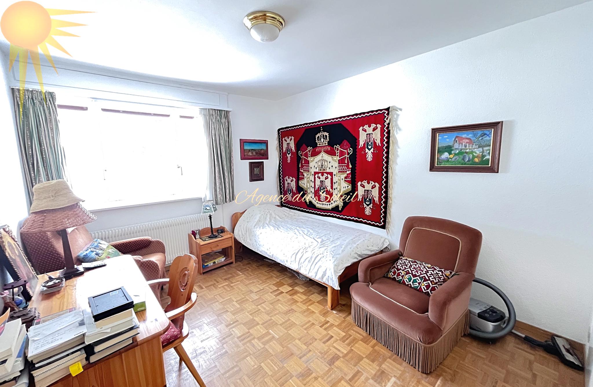 Helles Schlafzimmer mit einfacher Einrichtung