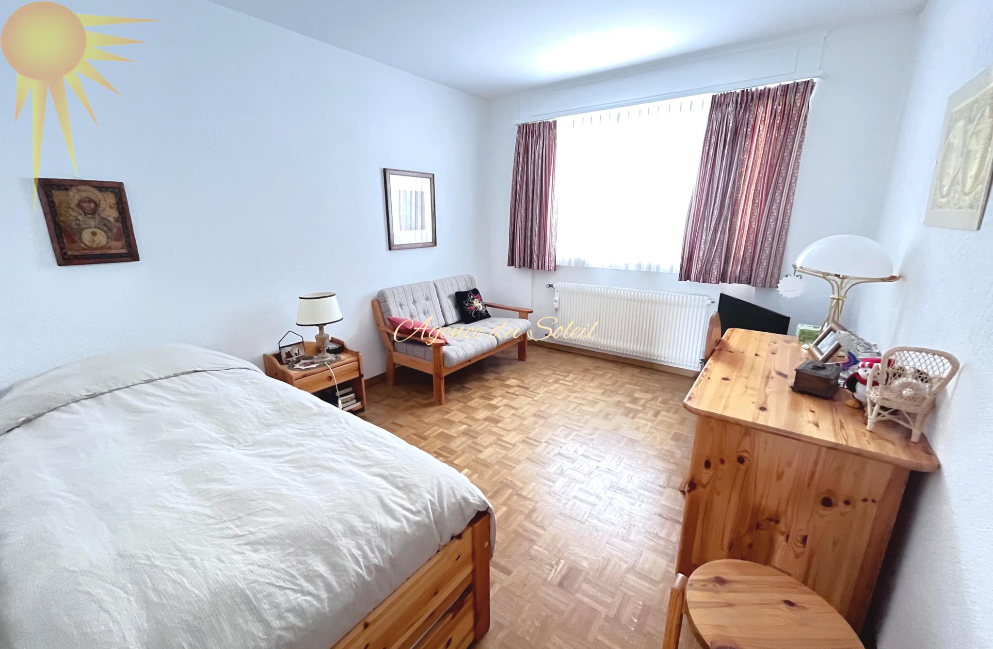 Helles Schlafzimmer mit Holzmöbeln