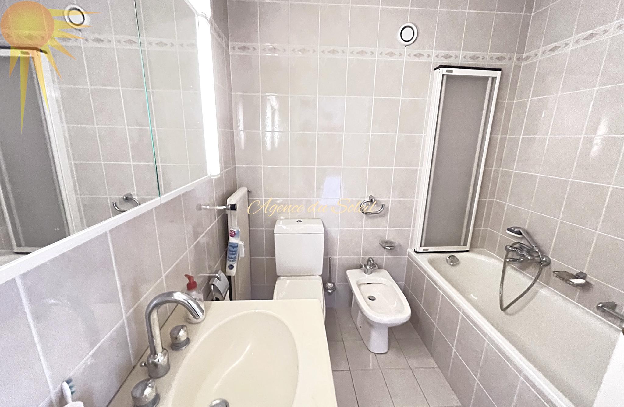 Badezimmer mit Badewanne, WC und Bidet