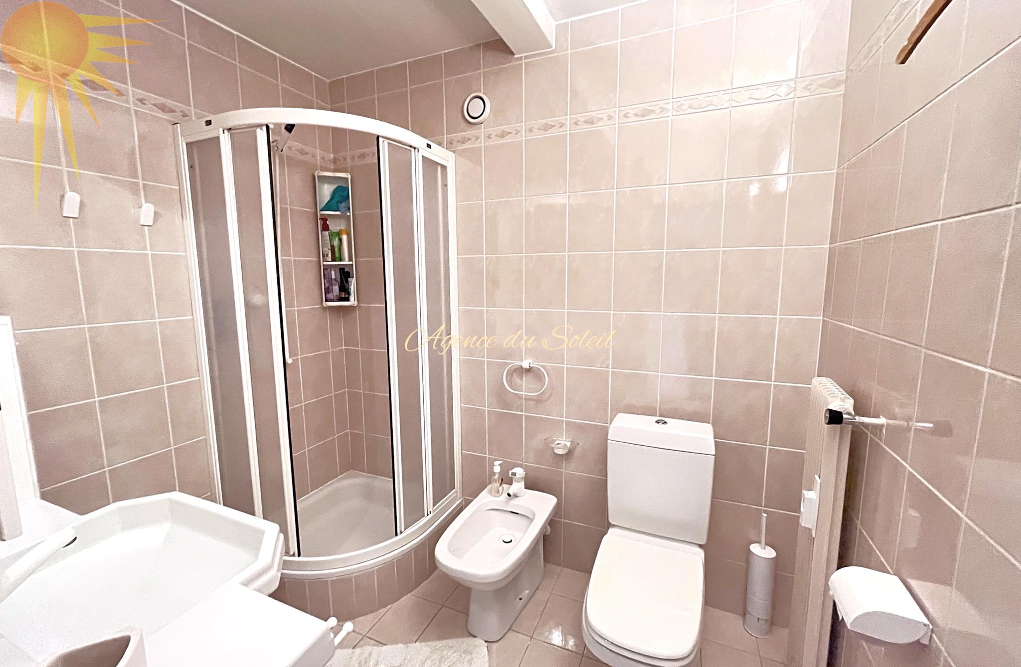 Modernes Badezimmer mit Dusche und WC