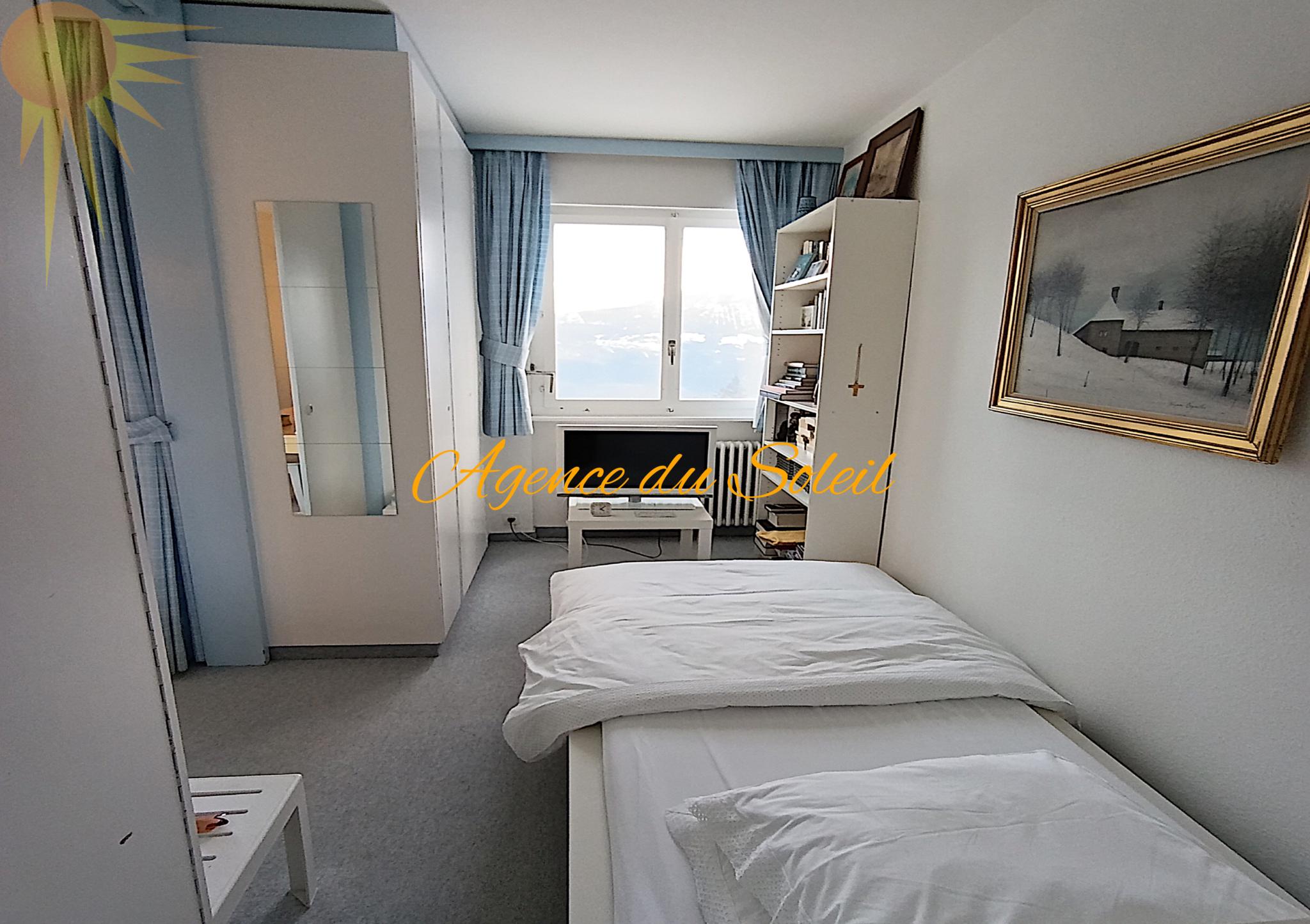Kleines Schlafzimmer mit Einzelbetten