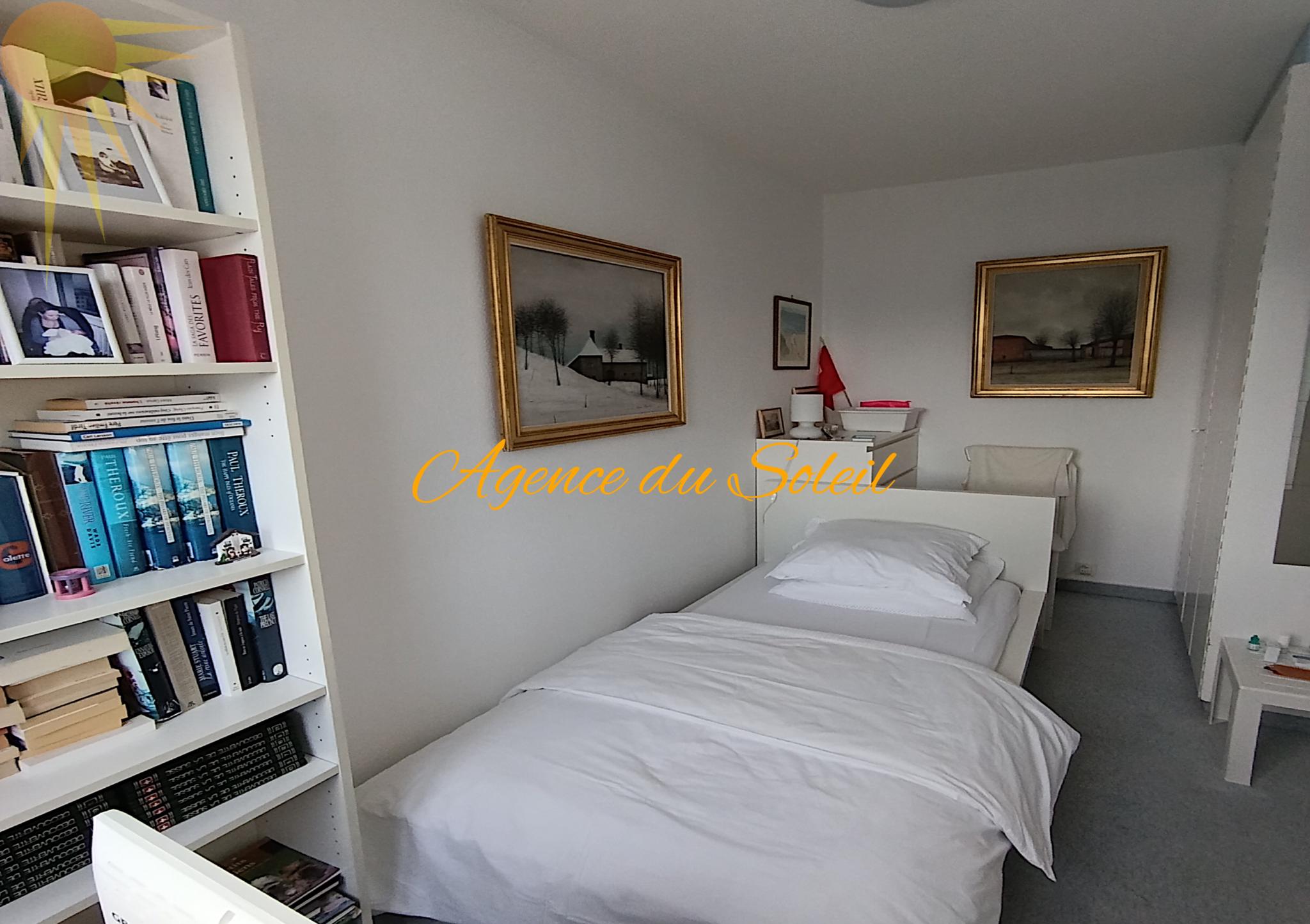 Kleines Schlafzimmer mit Bücherregal
