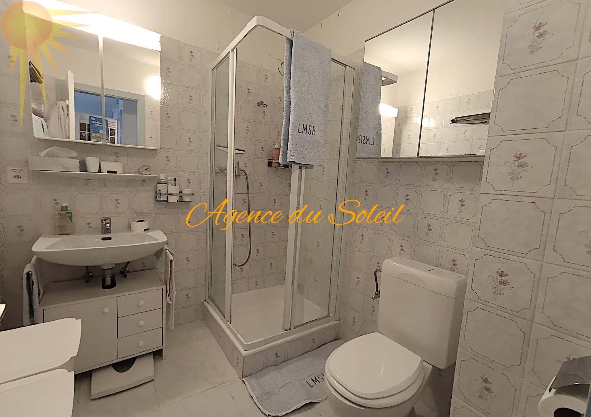 Badezimmer mit Dusche und Waschplatz