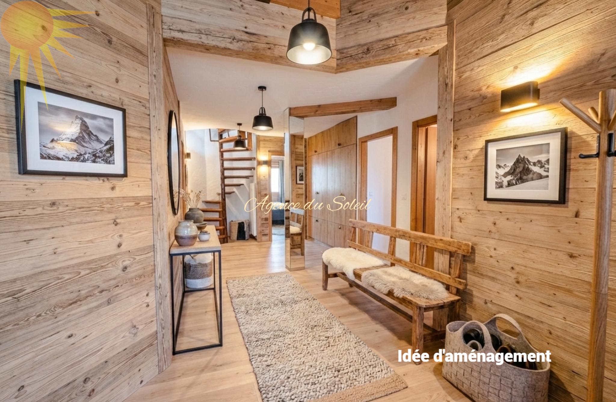 Rustikaler Eingangsflur mit Holzwandverkleidung