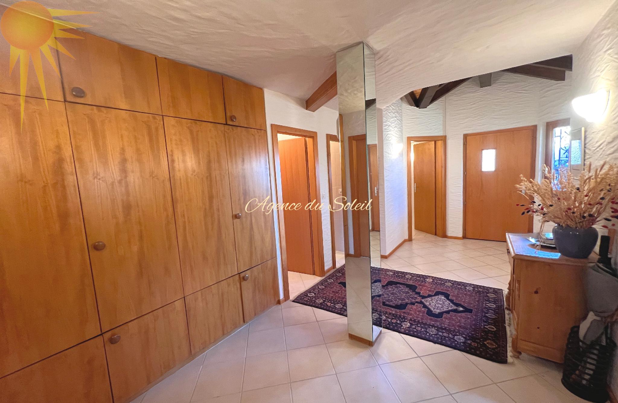 Heller Eingangsbereich mit Einbauschrank und Holzdetails