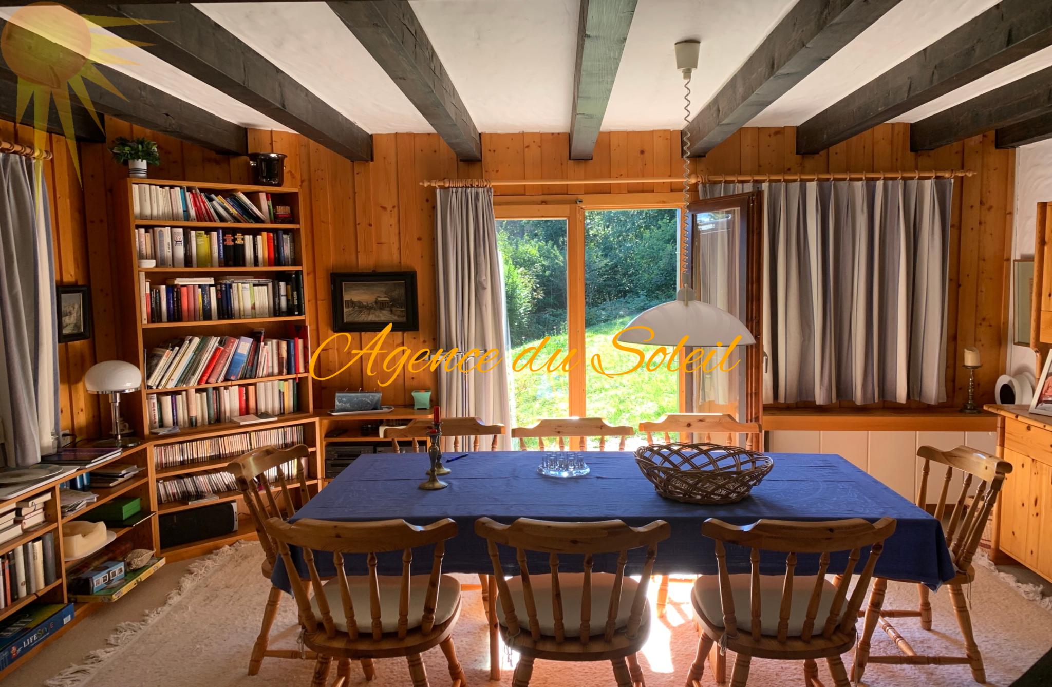 Gemütliches Esszimmer mit Holzvertäfelung