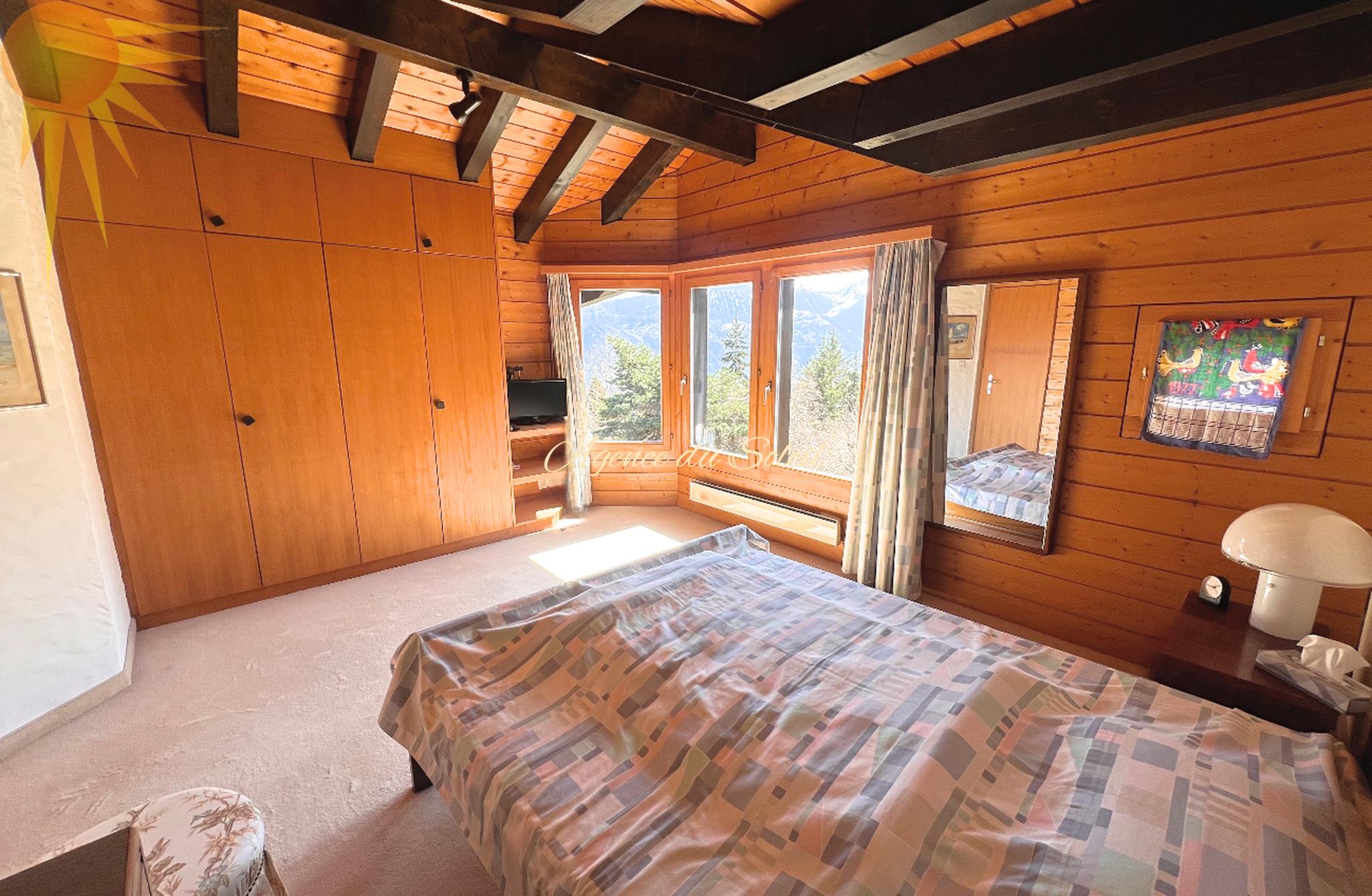 Gemütliches Holzschlafzimmer mit Bergblick
