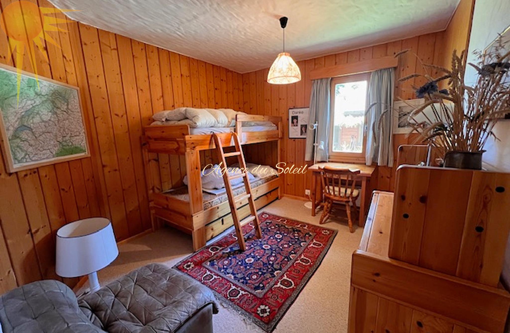 Holzvertäfeltes Schlafzimmer mit Etagenbett