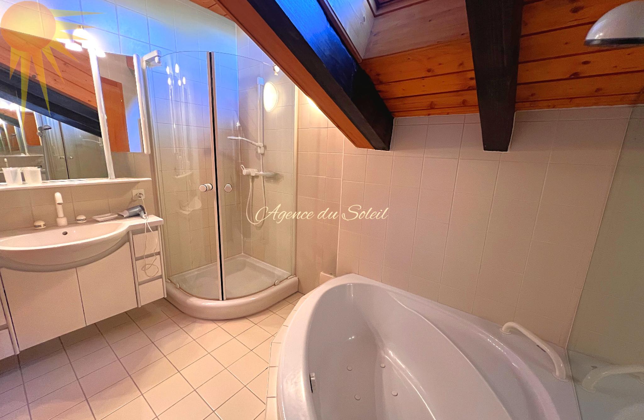 Dachbad mit Badewanne und Dusche