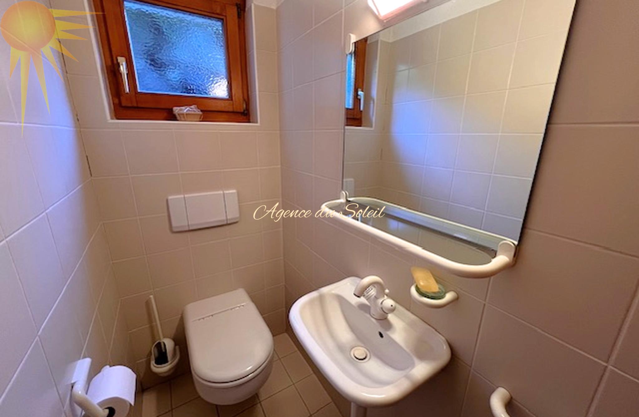 Kleines Gäste-WC mit Waschbecken und Fenster