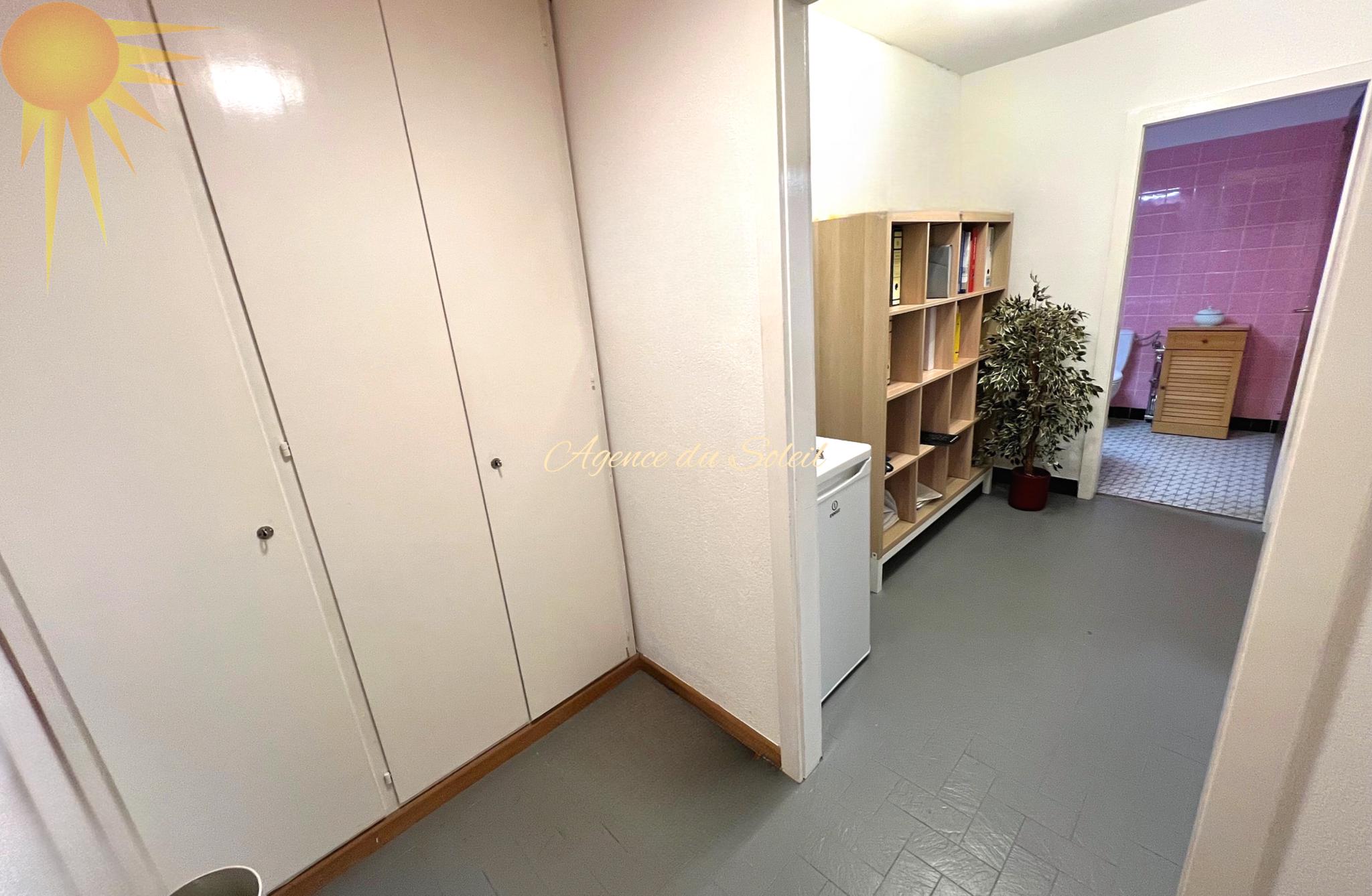 Flur mit Blick ins Badezimmer
