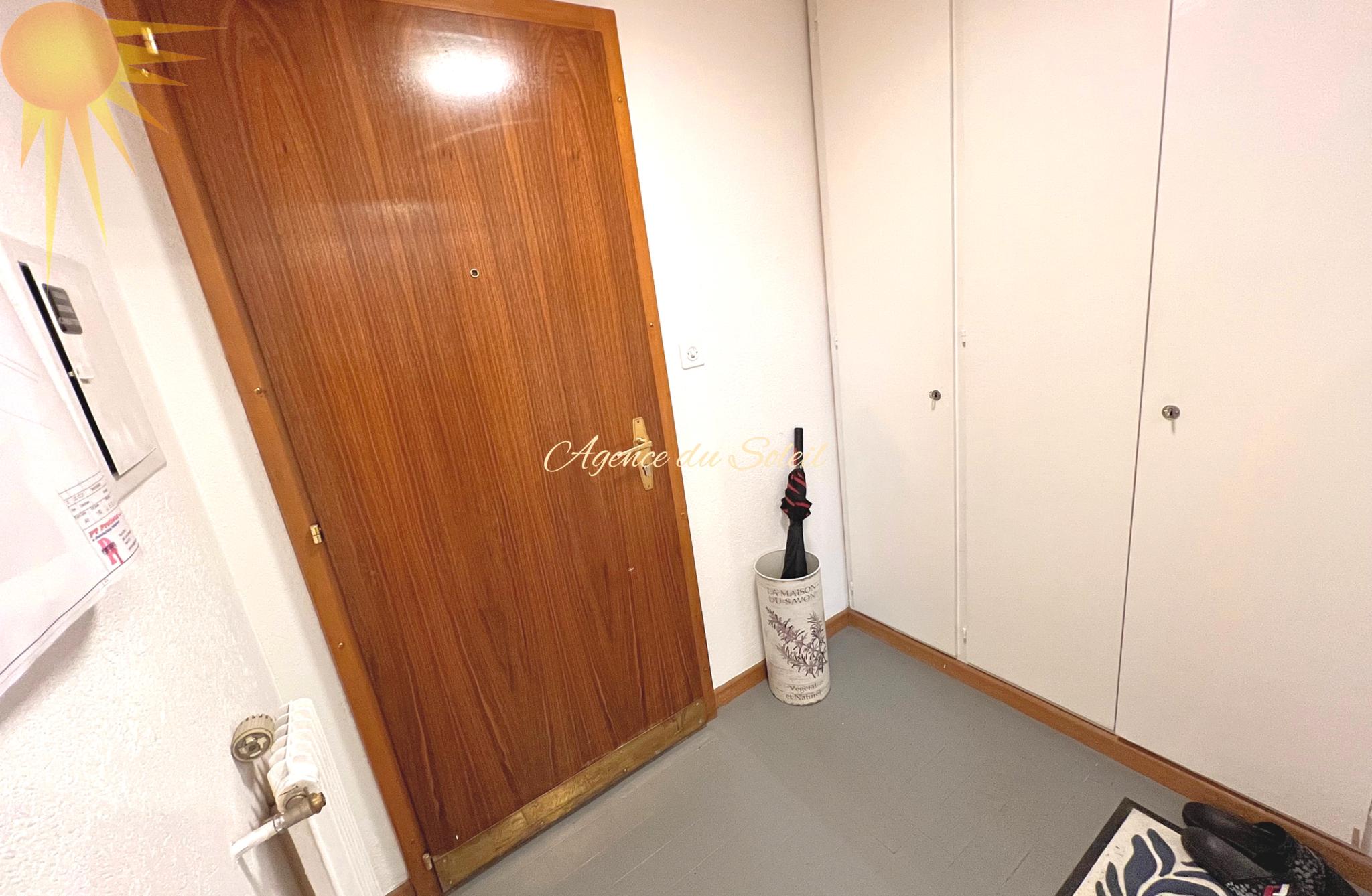 Eingangsbereich mit Wohnungstür und Einbauschrank