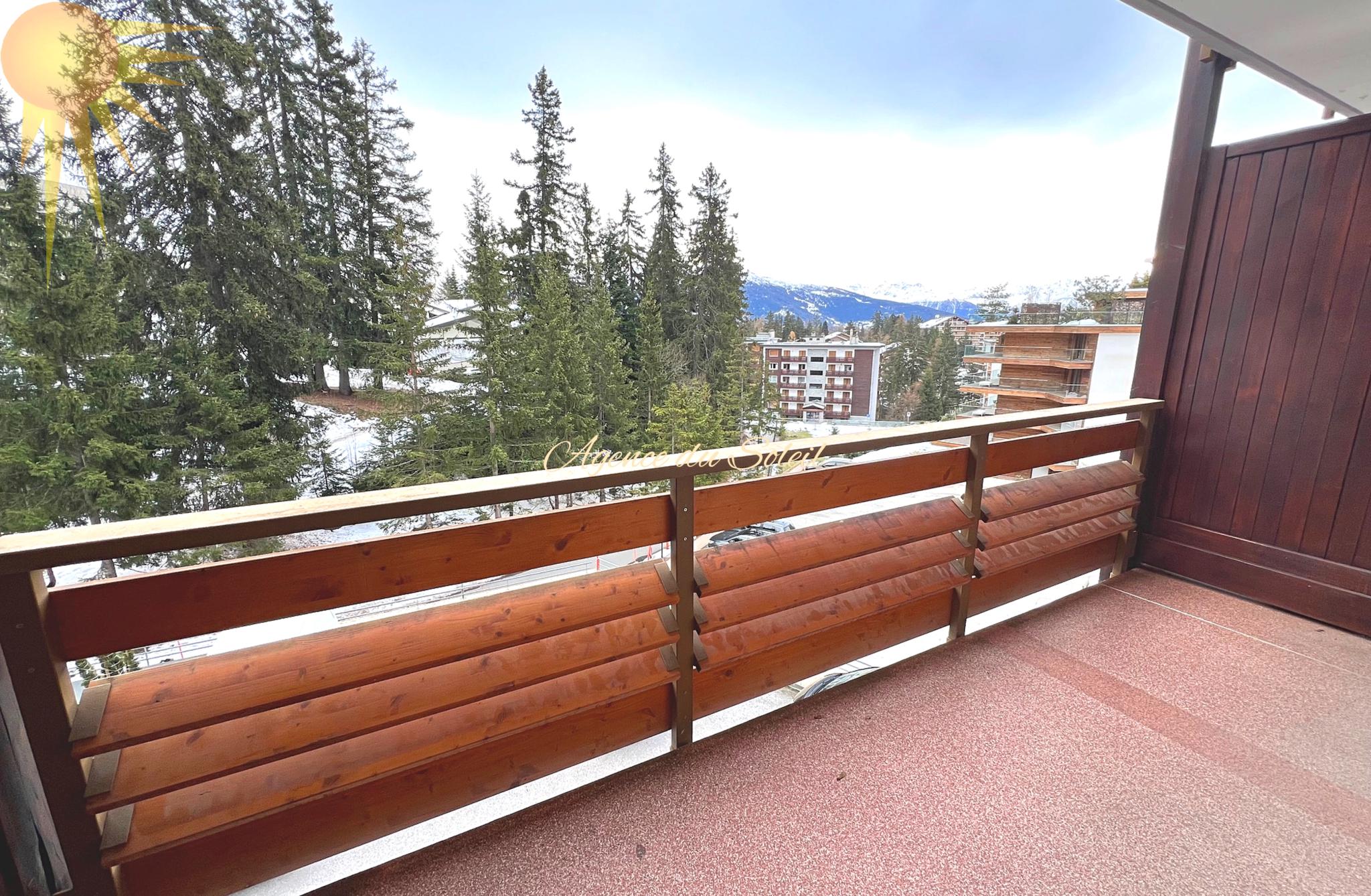 Balkon mit Berg- und Waldblick