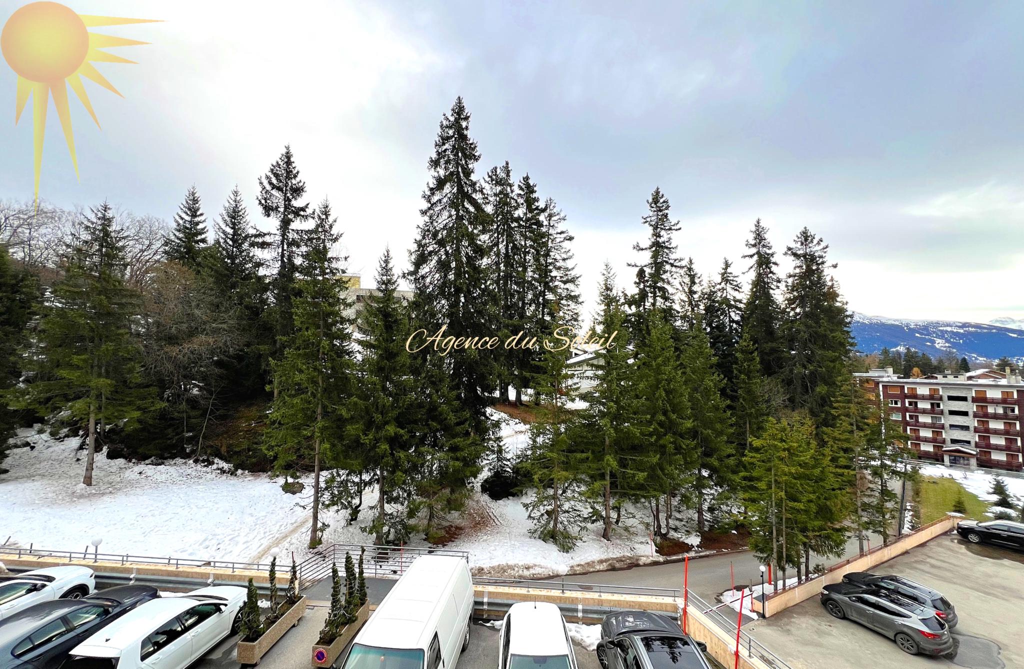Schneelandschaft mit Bergblick