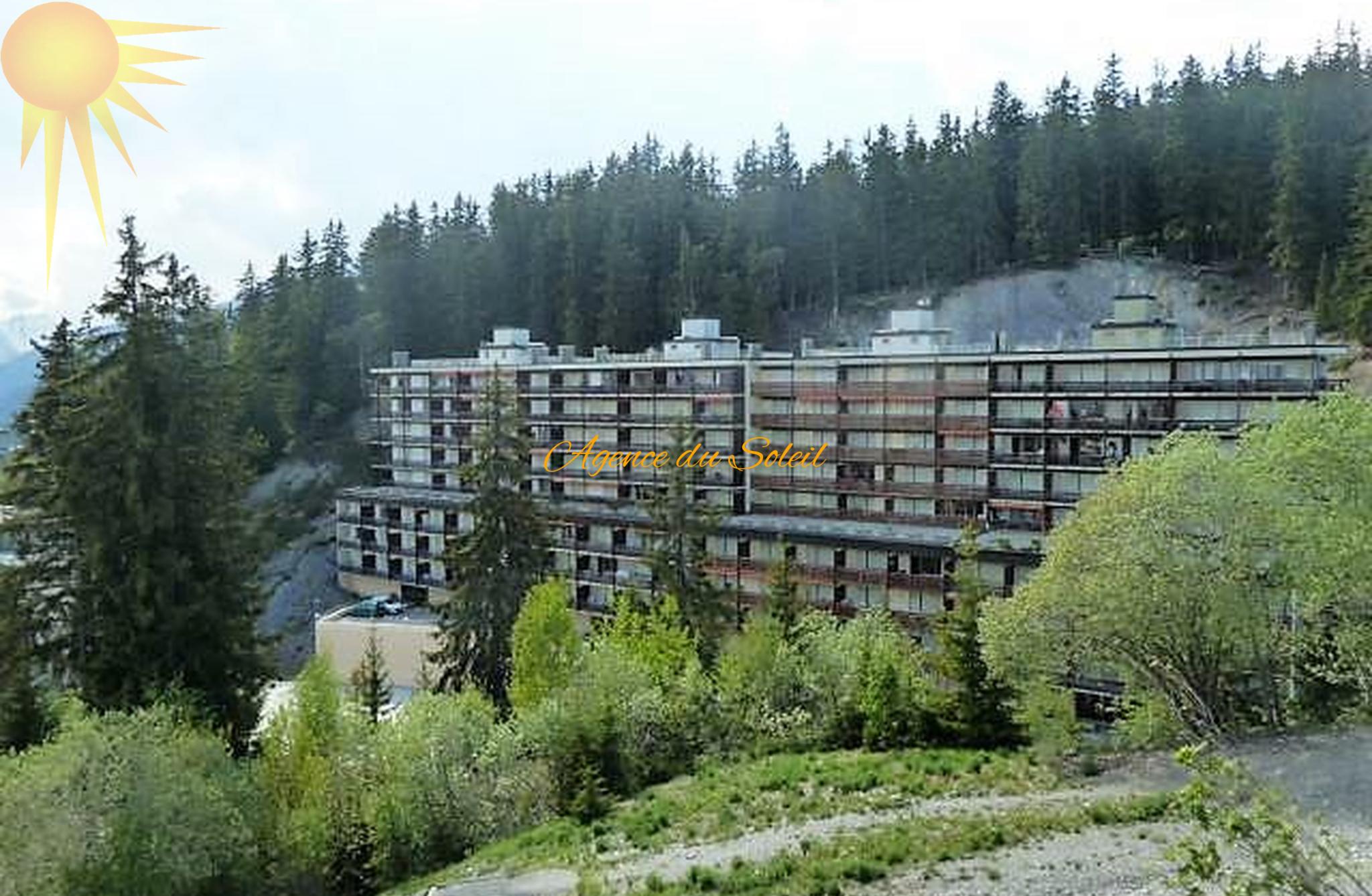 Mehrfamilienhaus in bewaldeter Hanglage