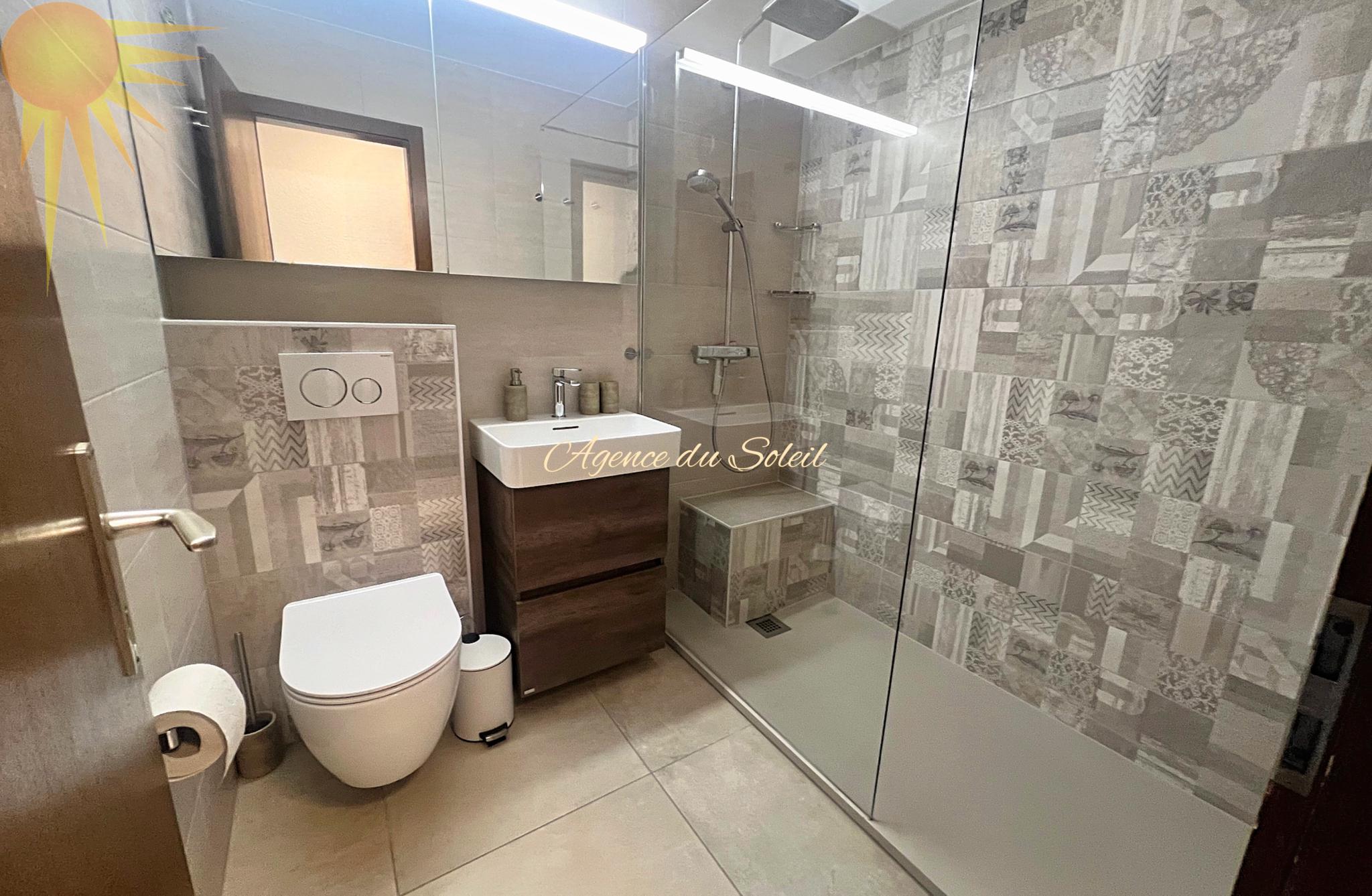 Modernes Badezimmer mit Walk-in-Dusche