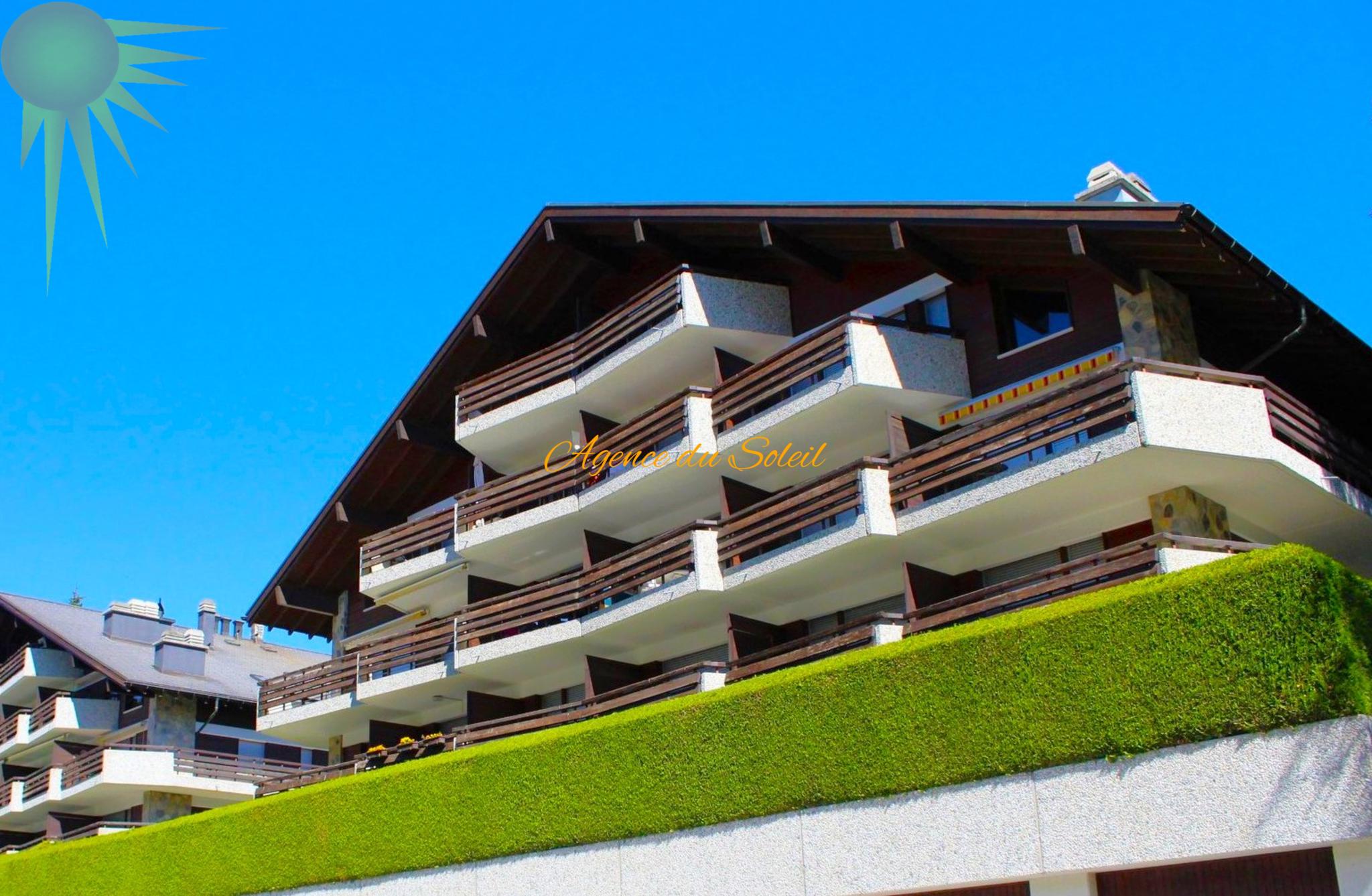 Mehrstöckiges Chalet-Apartment mit Balkonen