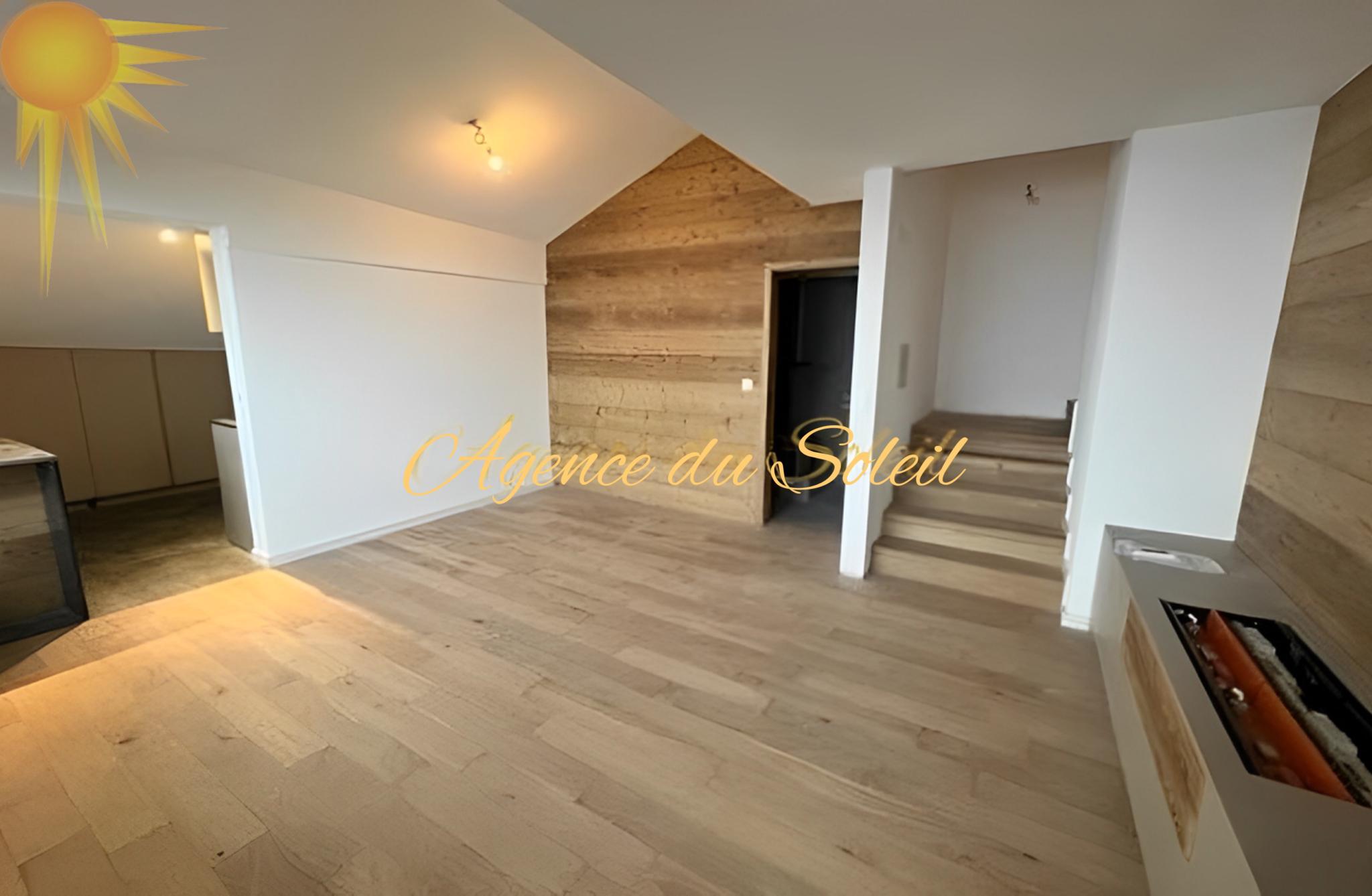 Offener Innenraum mit Holzoptik und Treppe